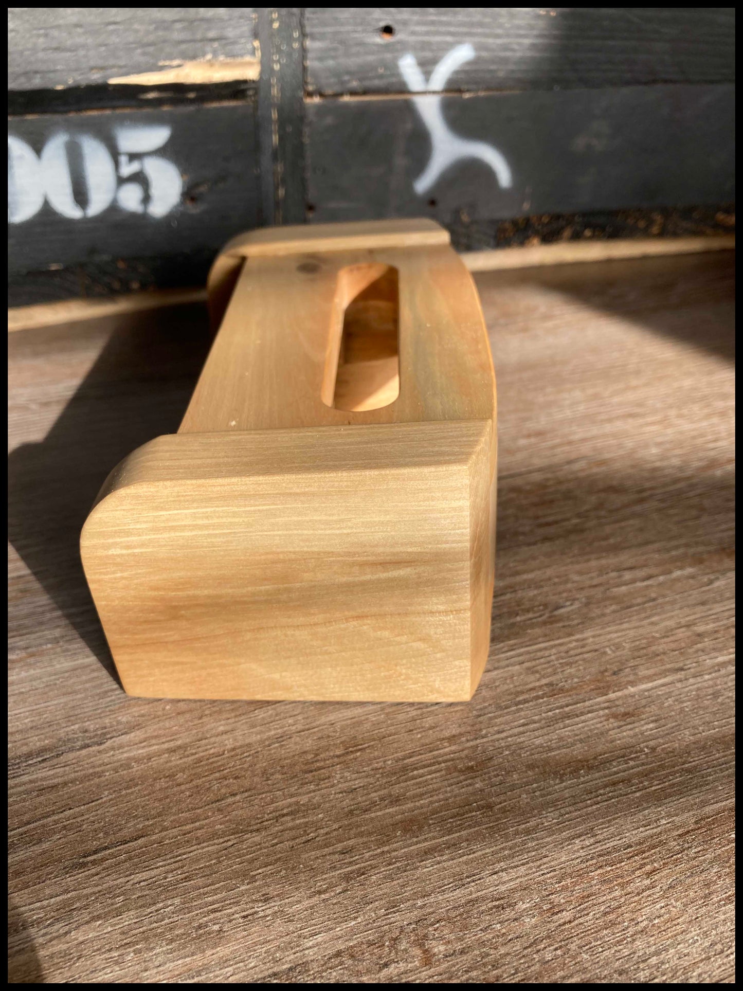 Passive speaker in solid hornbeam and ash wood: the resonant Charmette.