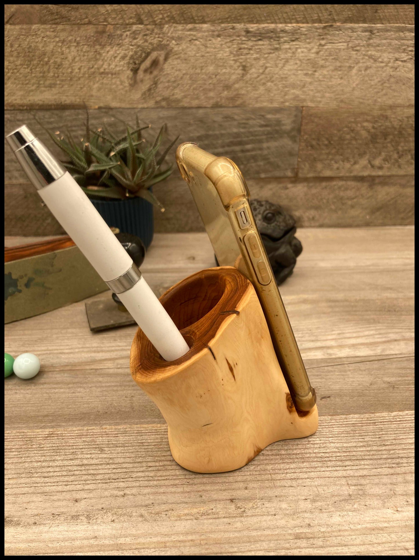 Solid thuja wood desk organizer: a desk Thurganizer