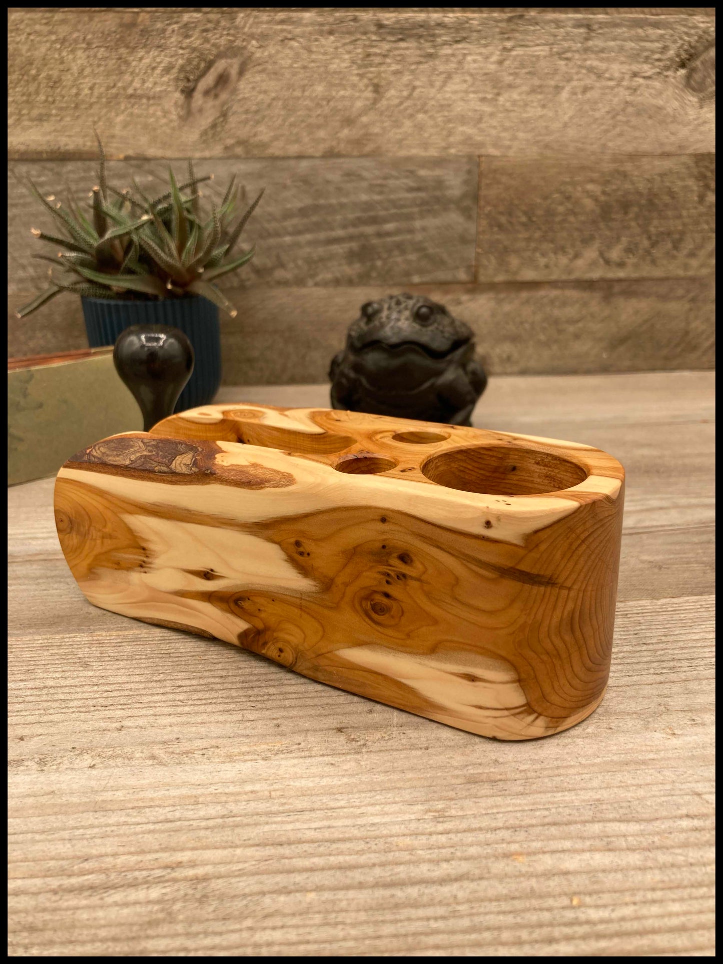 Solid thuja wood desk organizer: a desk Thurganizer