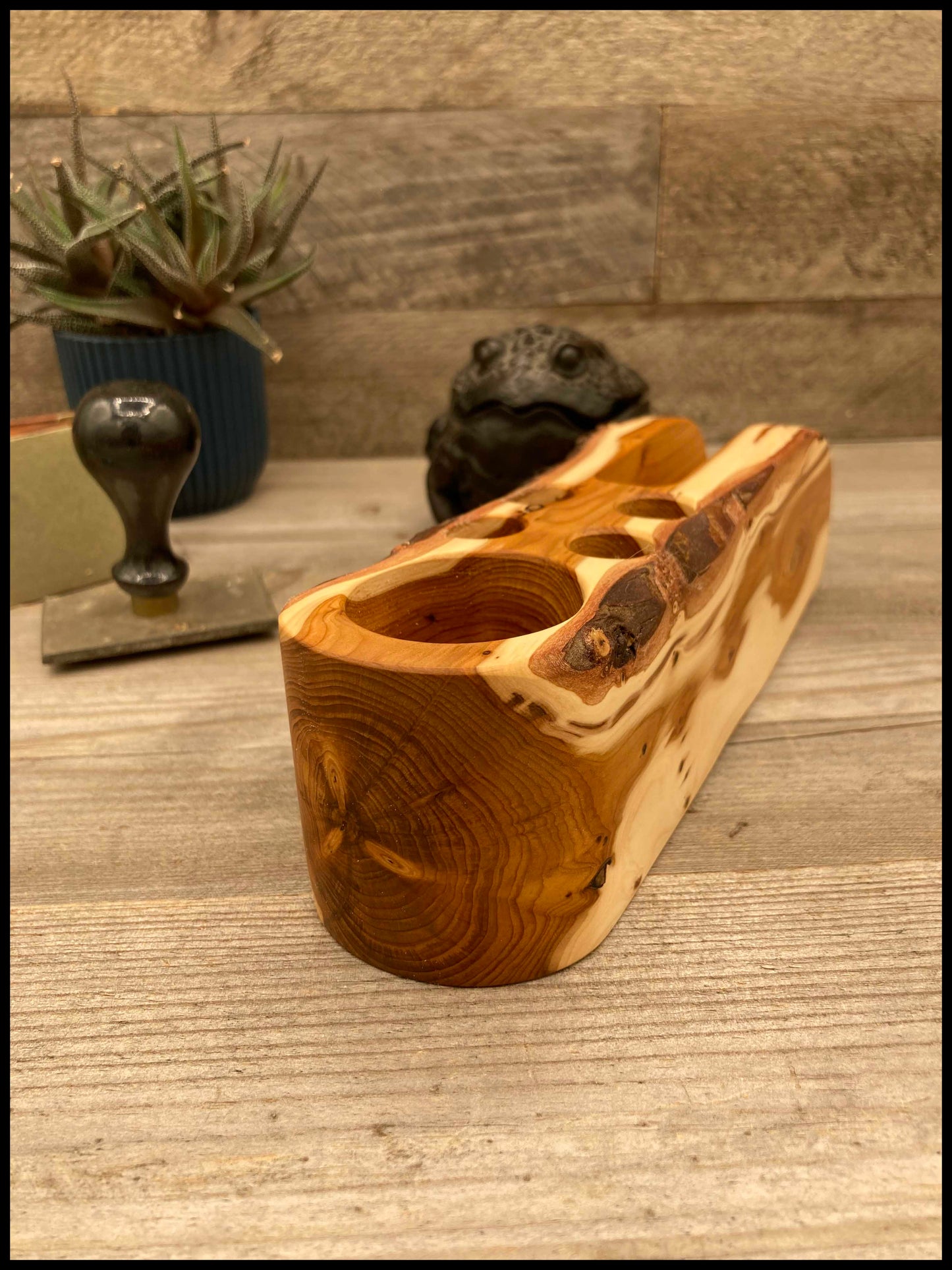 Solid thuja wood desk organizer: a desk Thurganizer
