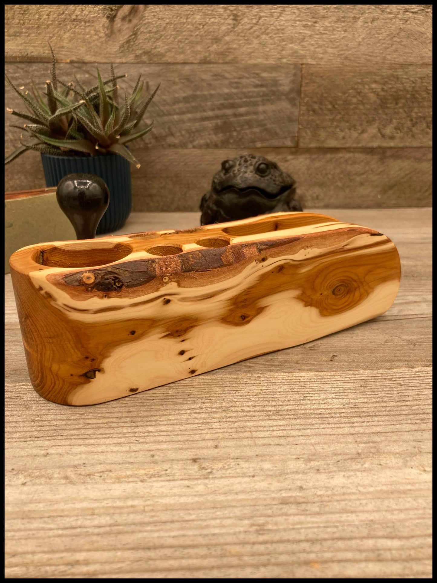 Solid thuja wood desk organizer: a desk Thurganizer