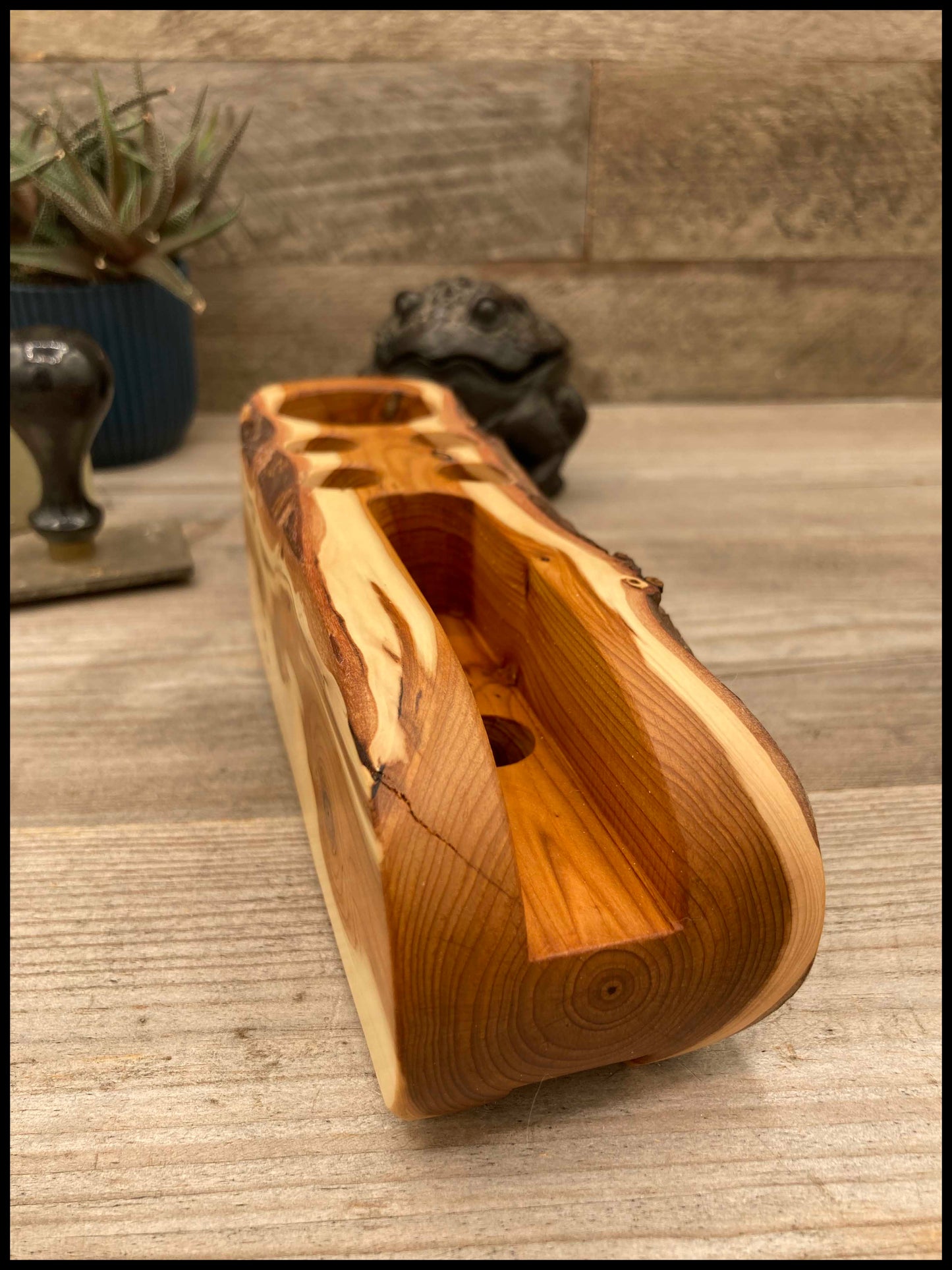 Solid thuja wood desk organizer: a desk Thurganizer