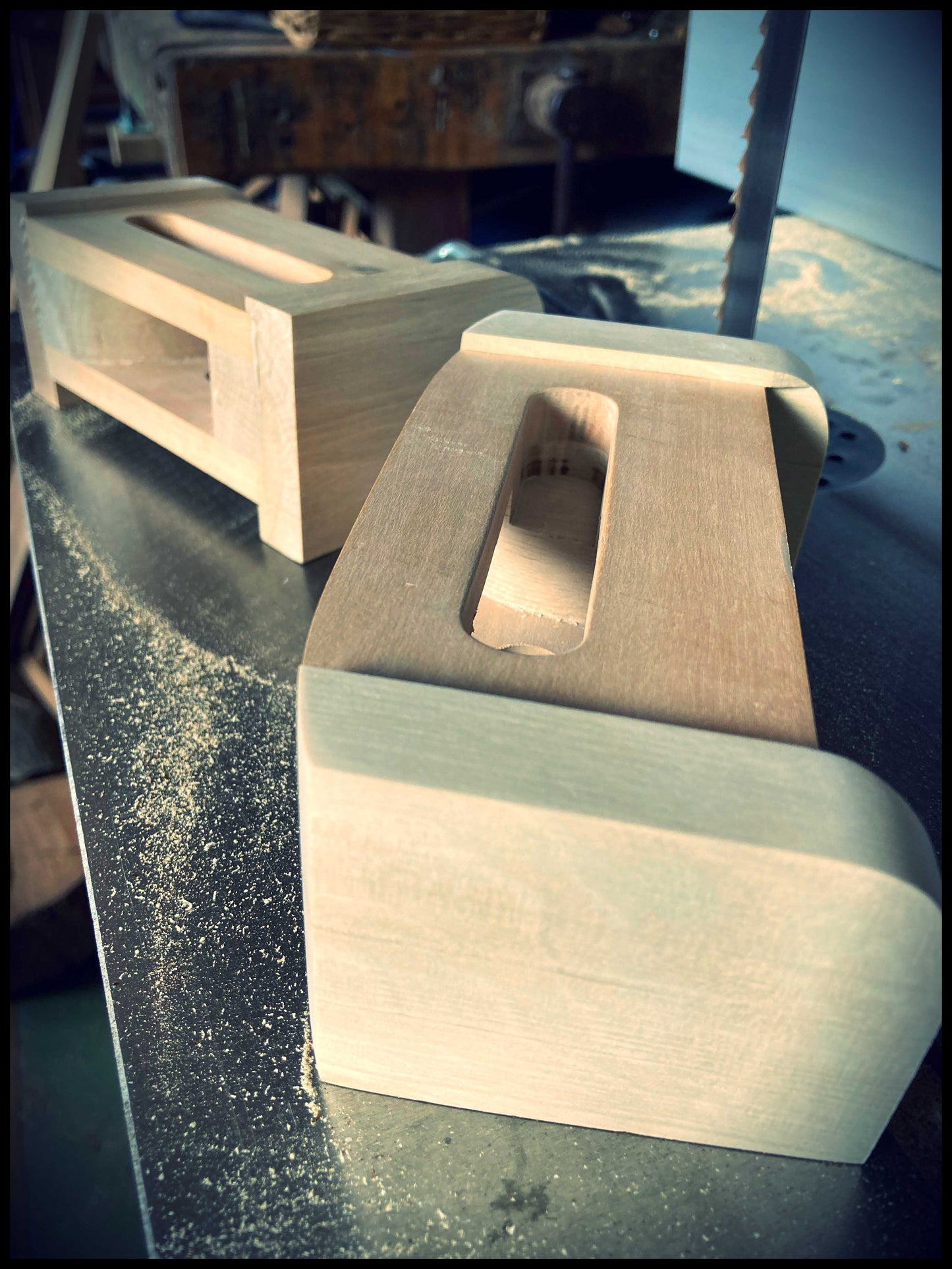 Passive speaker in solid hornbeam and ash wood: the resonant Charmette.
