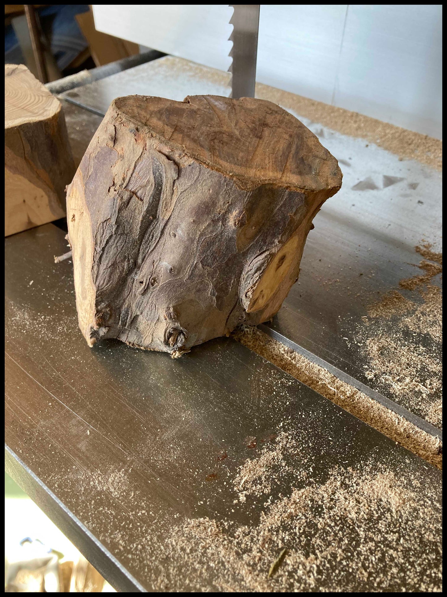 Solid thuja wood desk organizer: a desk Thurganizer