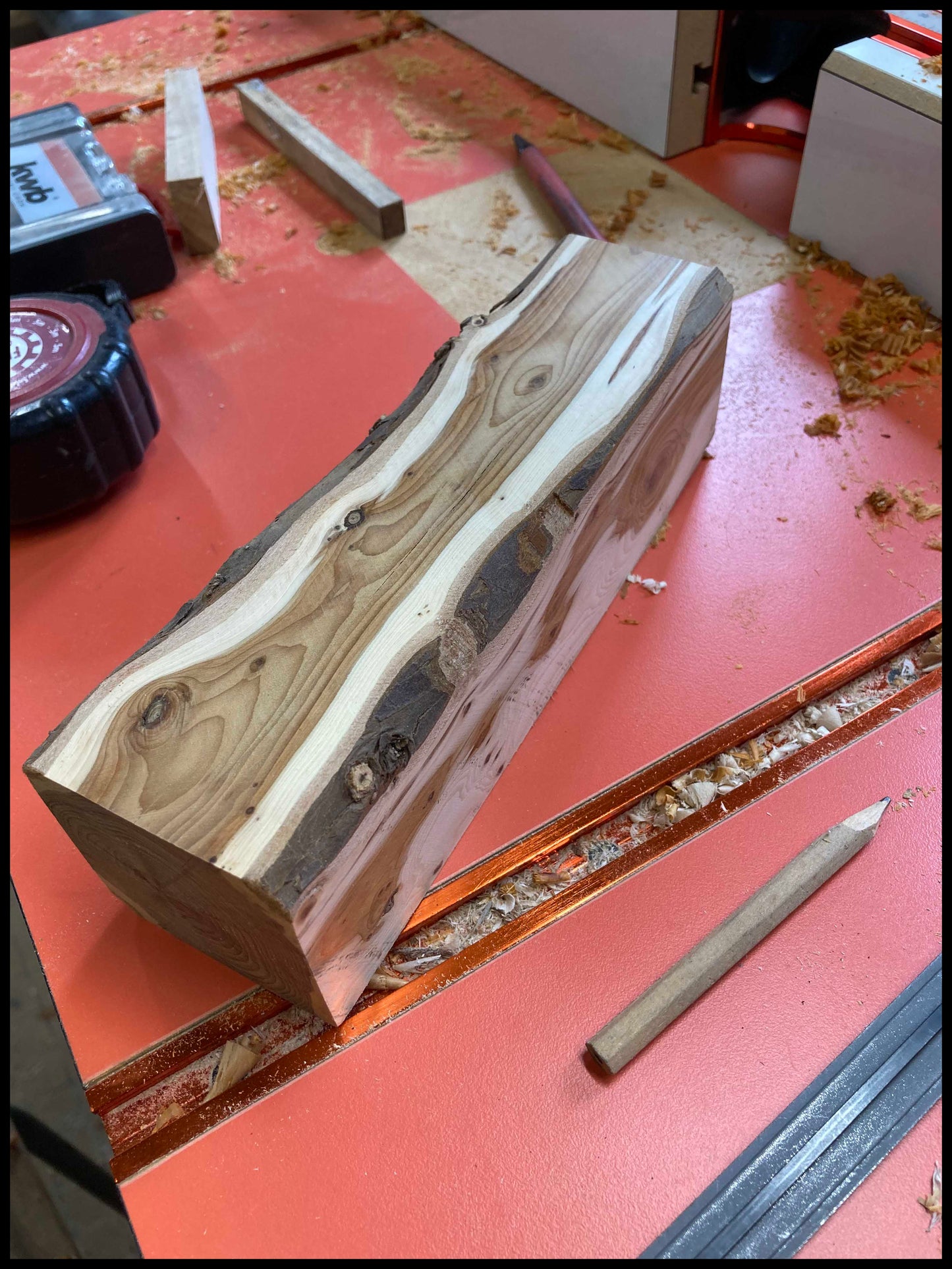 Solid thuja wood desk organizer: a desk Thurganizer