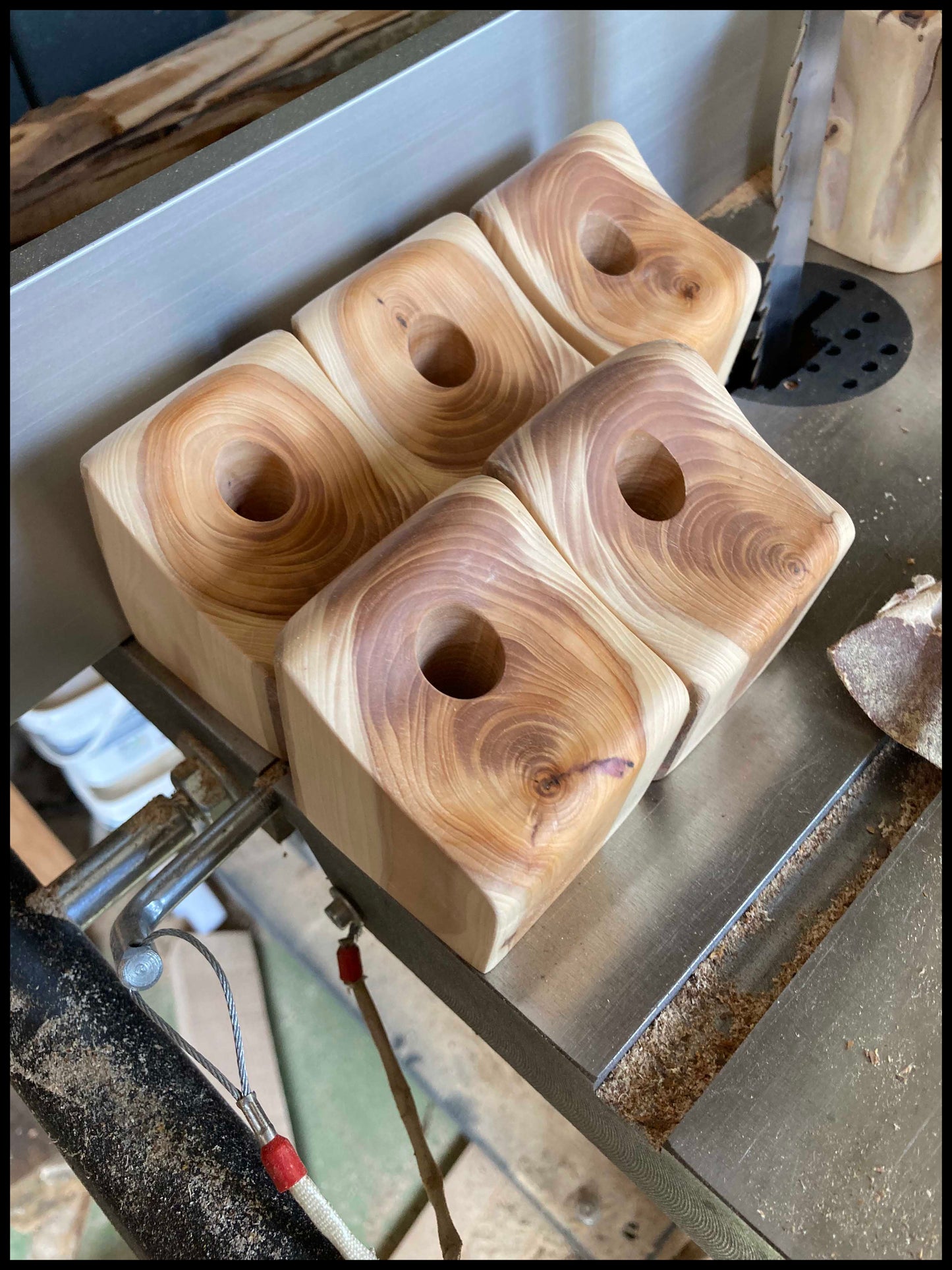 Solid thuja wood desk organizer: a desk Thurganizer