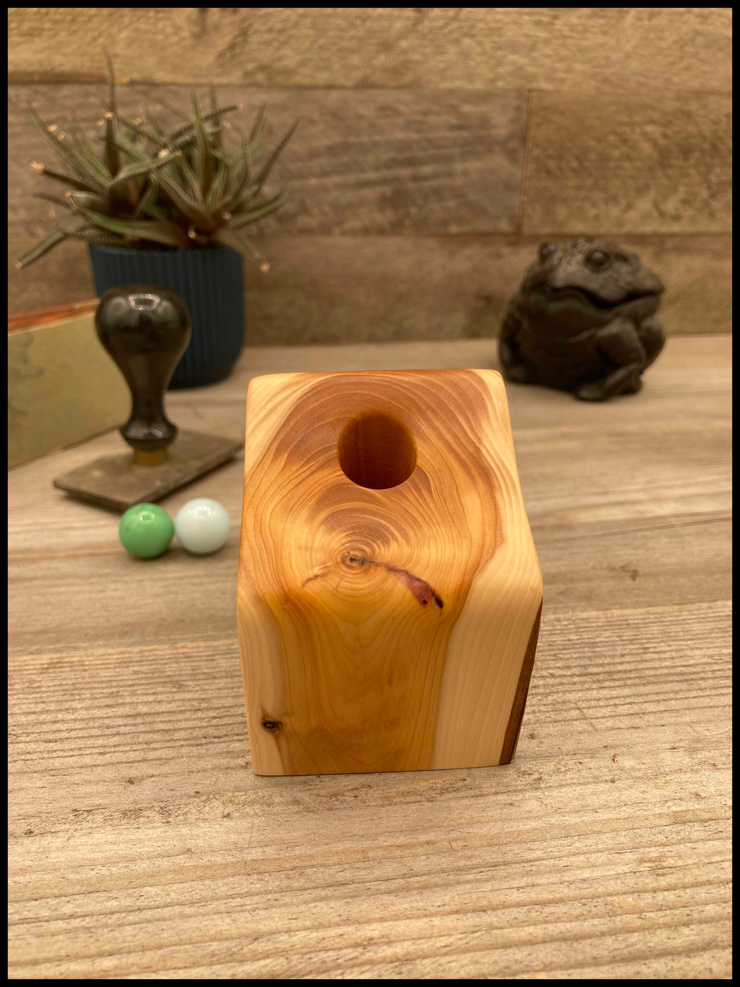 Solid thuja wood desk organizer: a desk Thurganizer