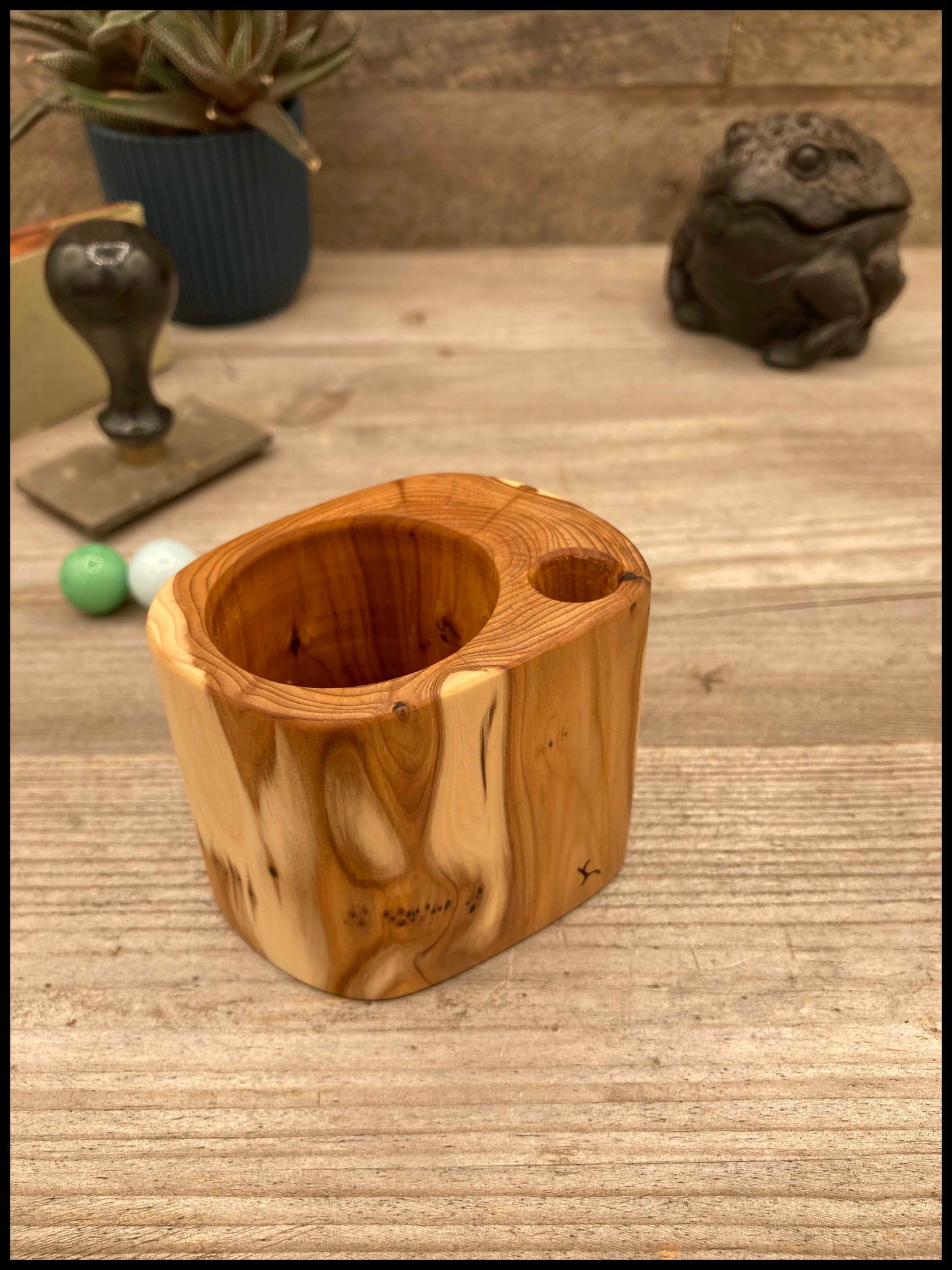 Solid thuja wood desk organizer: a desk Thurganizer