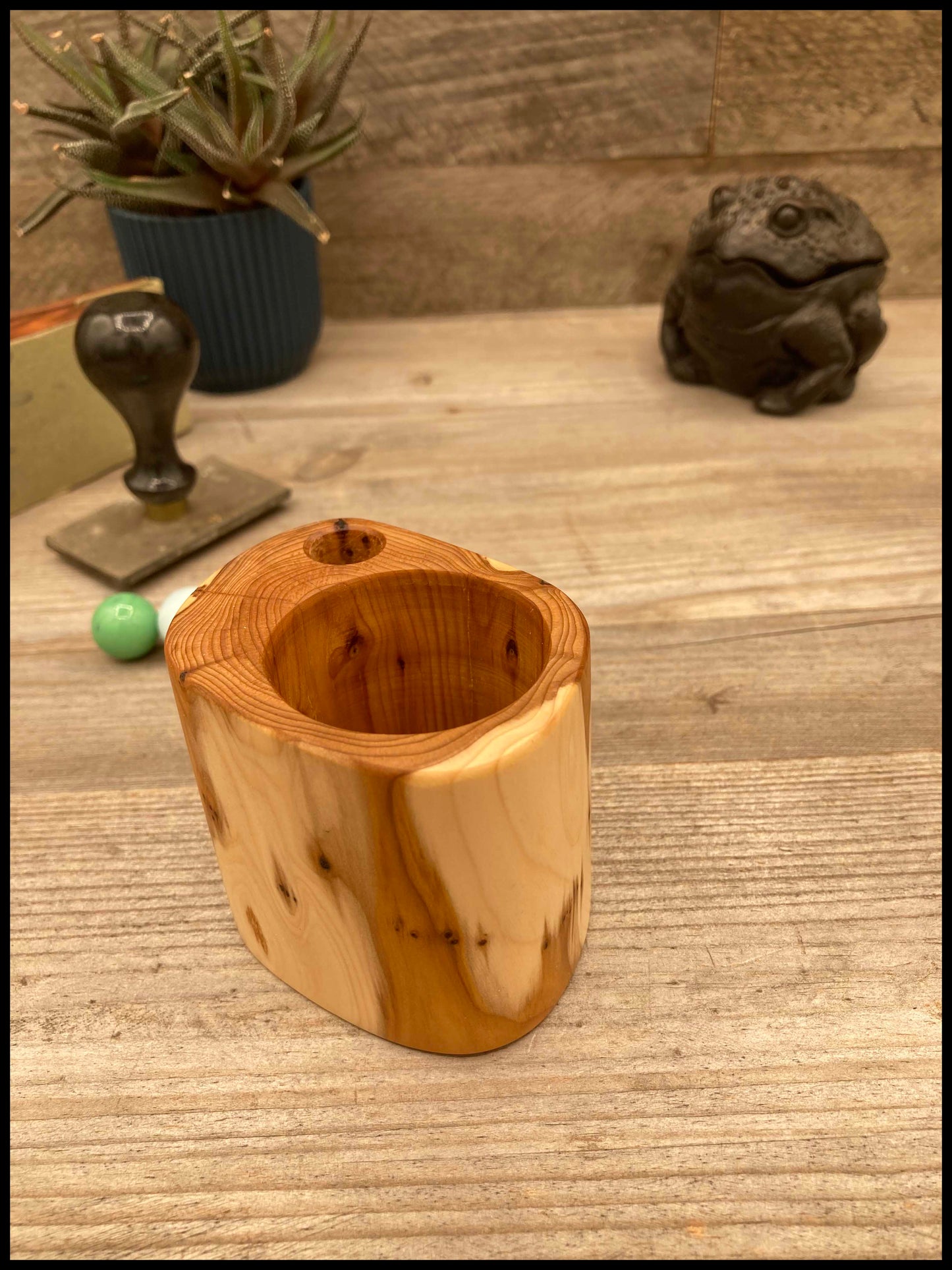 Solid thuja wood desk organizer: a desk Thurganizer