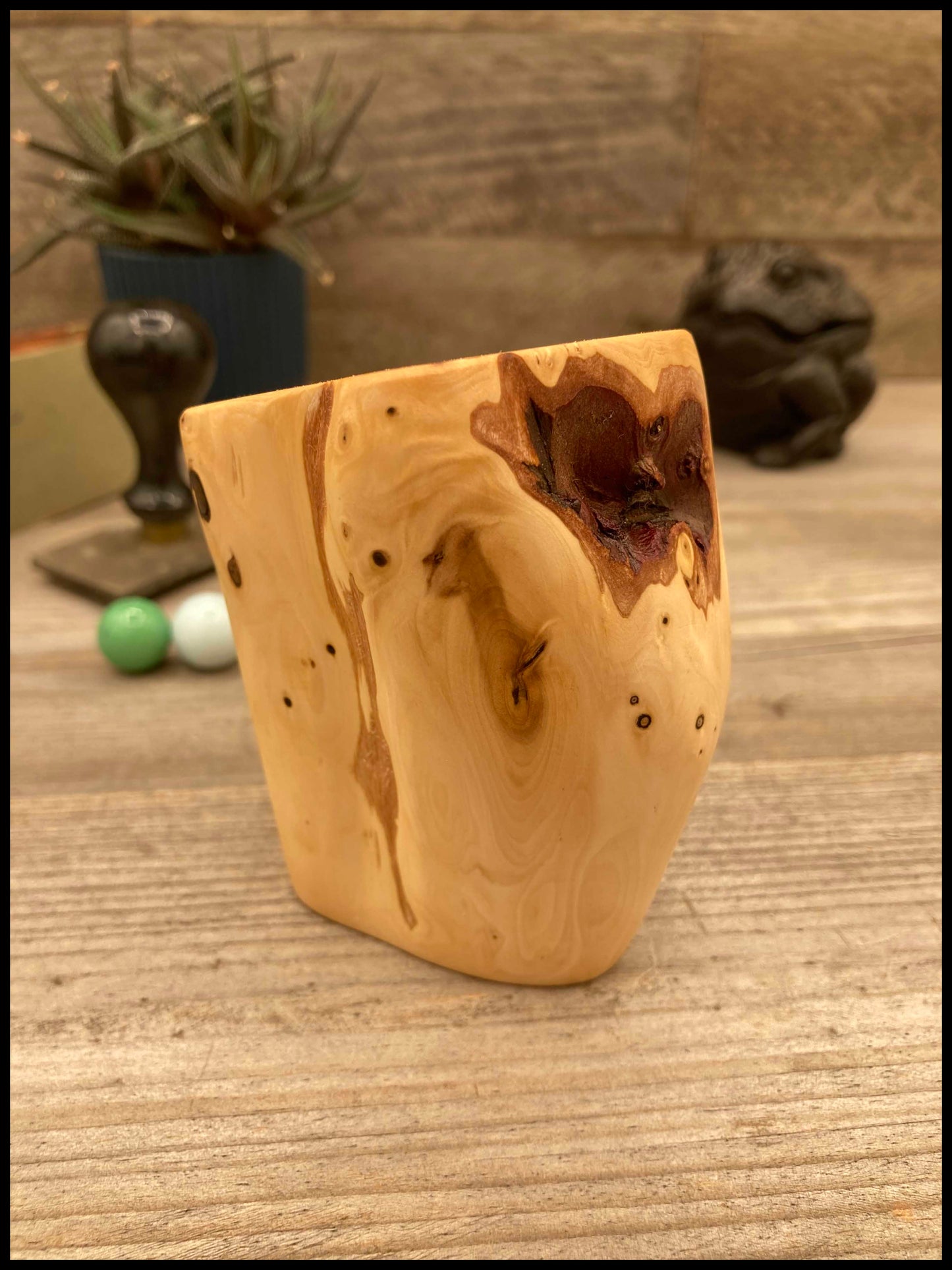 Solid thuja wood desk organizer: a desk Thurganizer