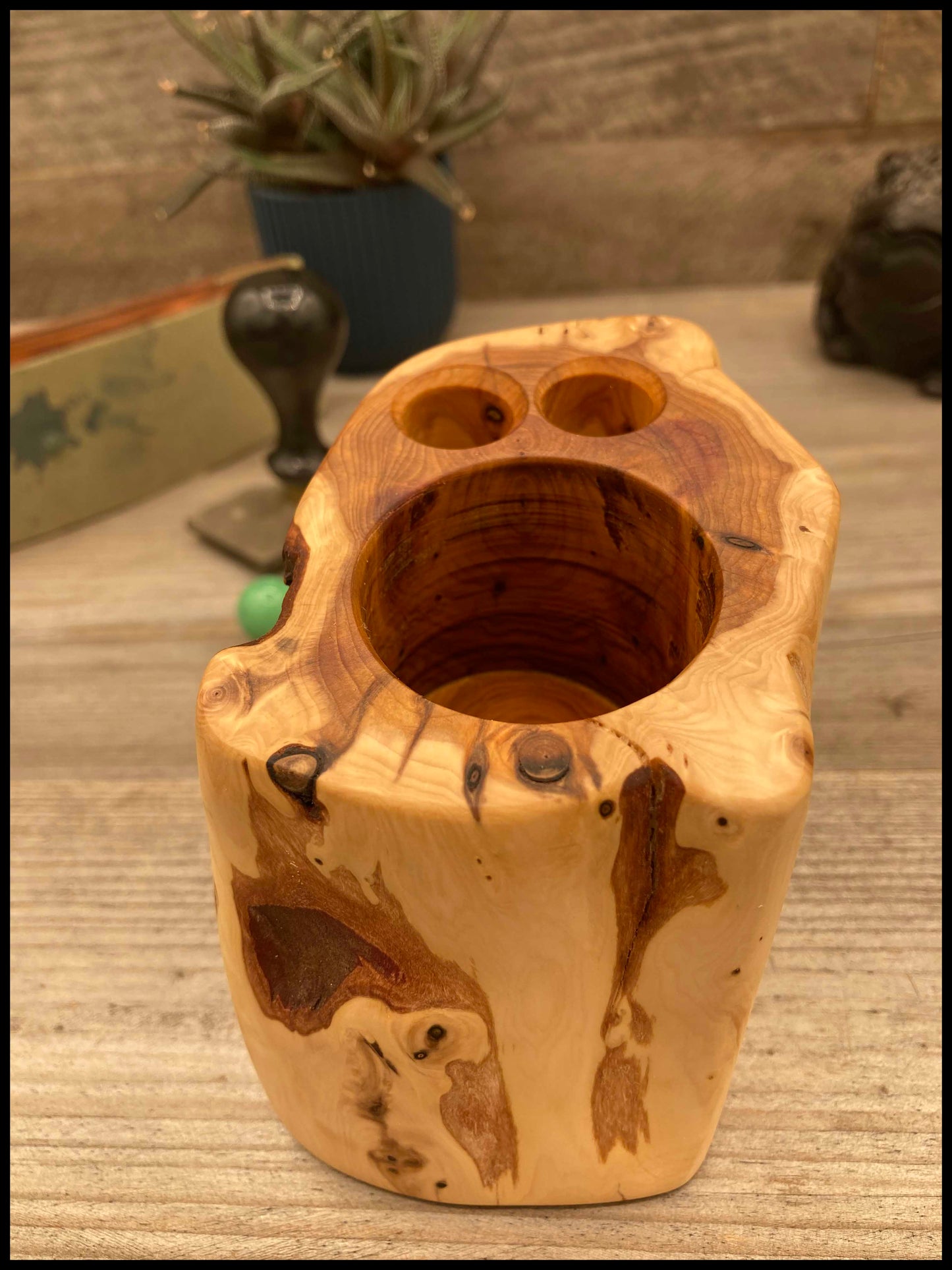Solid thuja wood desk organizer: a desk Thurganizer