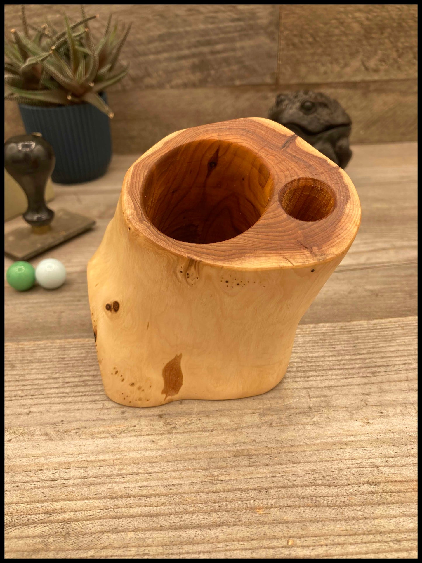 Solid thuja wood desk organizer: a desk Thurganizer