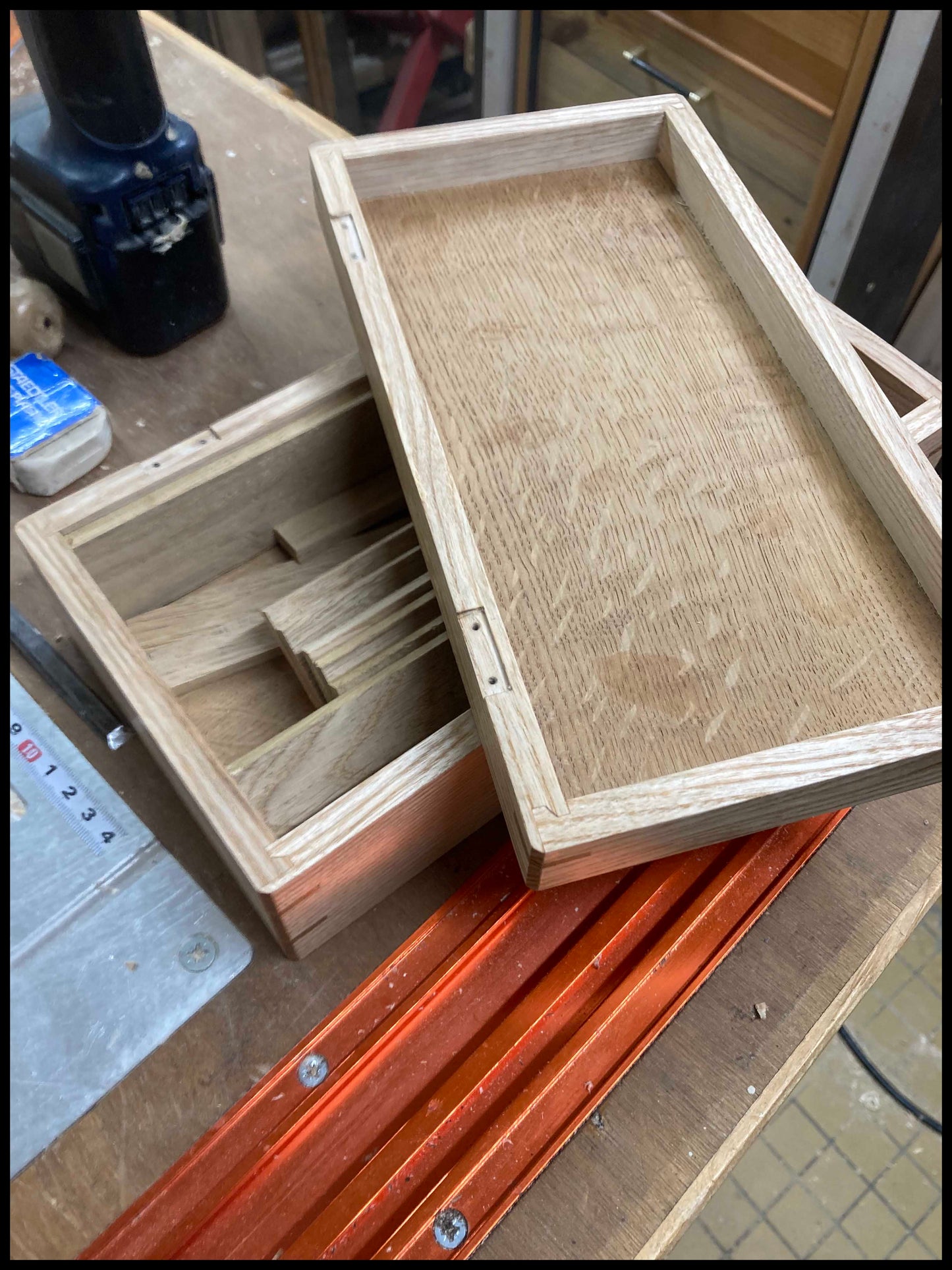 Boîte à montres 4 compartiments en bois massif de frêne et chêne, capitonnée velours noir