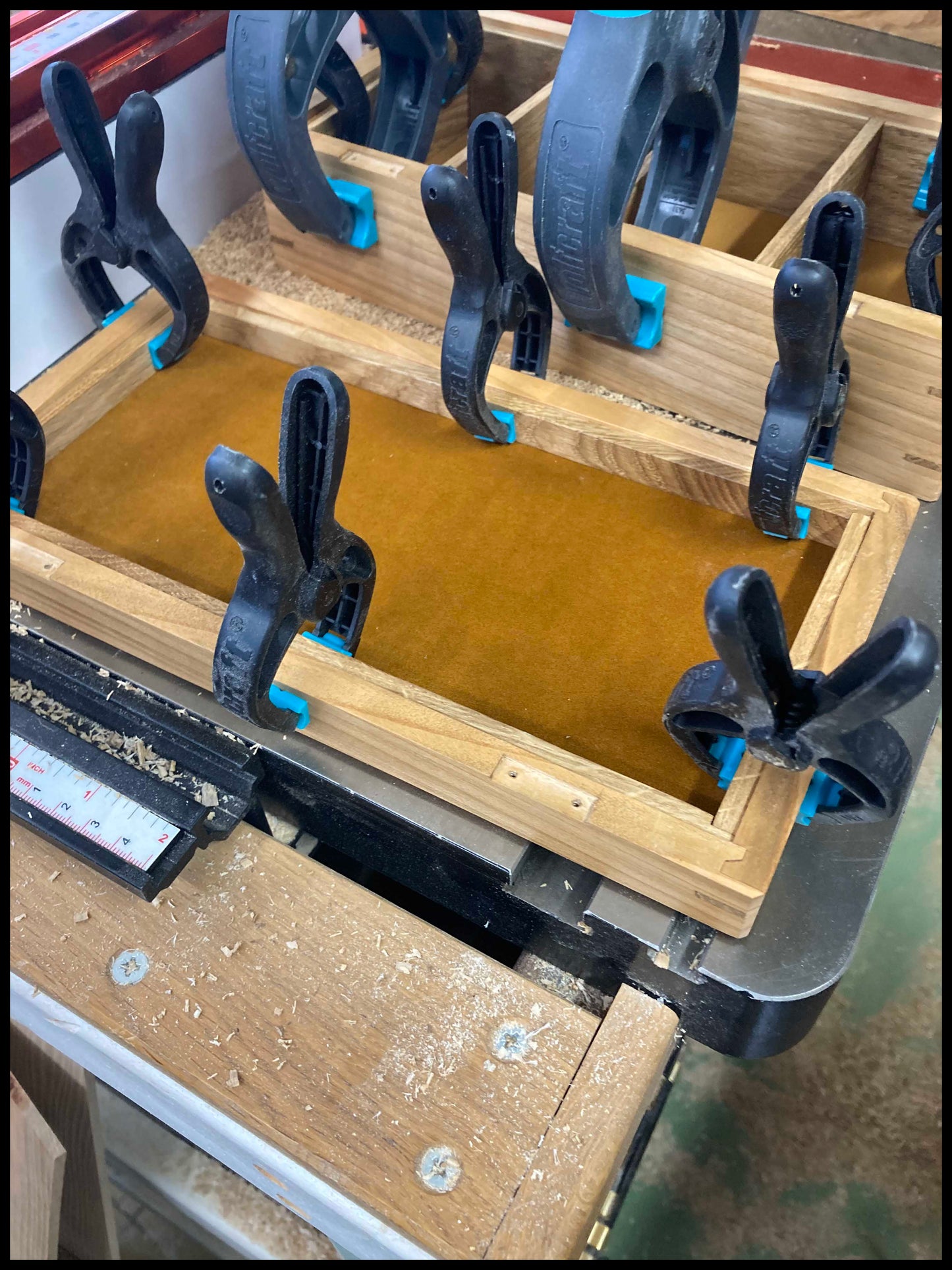 Horlogedoos met 4 compartimenten in massief essenhout met meidoornsleutel, zwart fluweel gevoerd