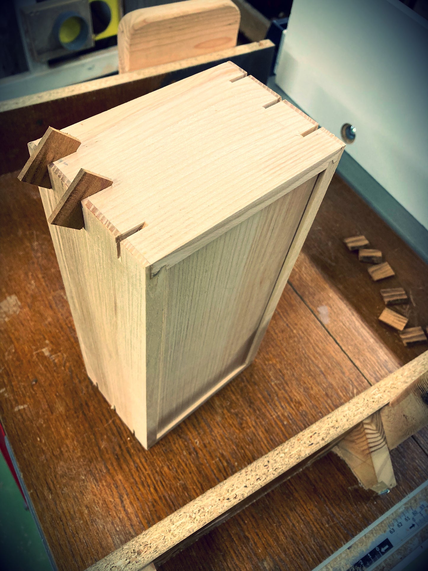 Horlogedoos met 4 compartimenten in massief essenhout met meidoornsleutel, zwart fluweel gevoerd