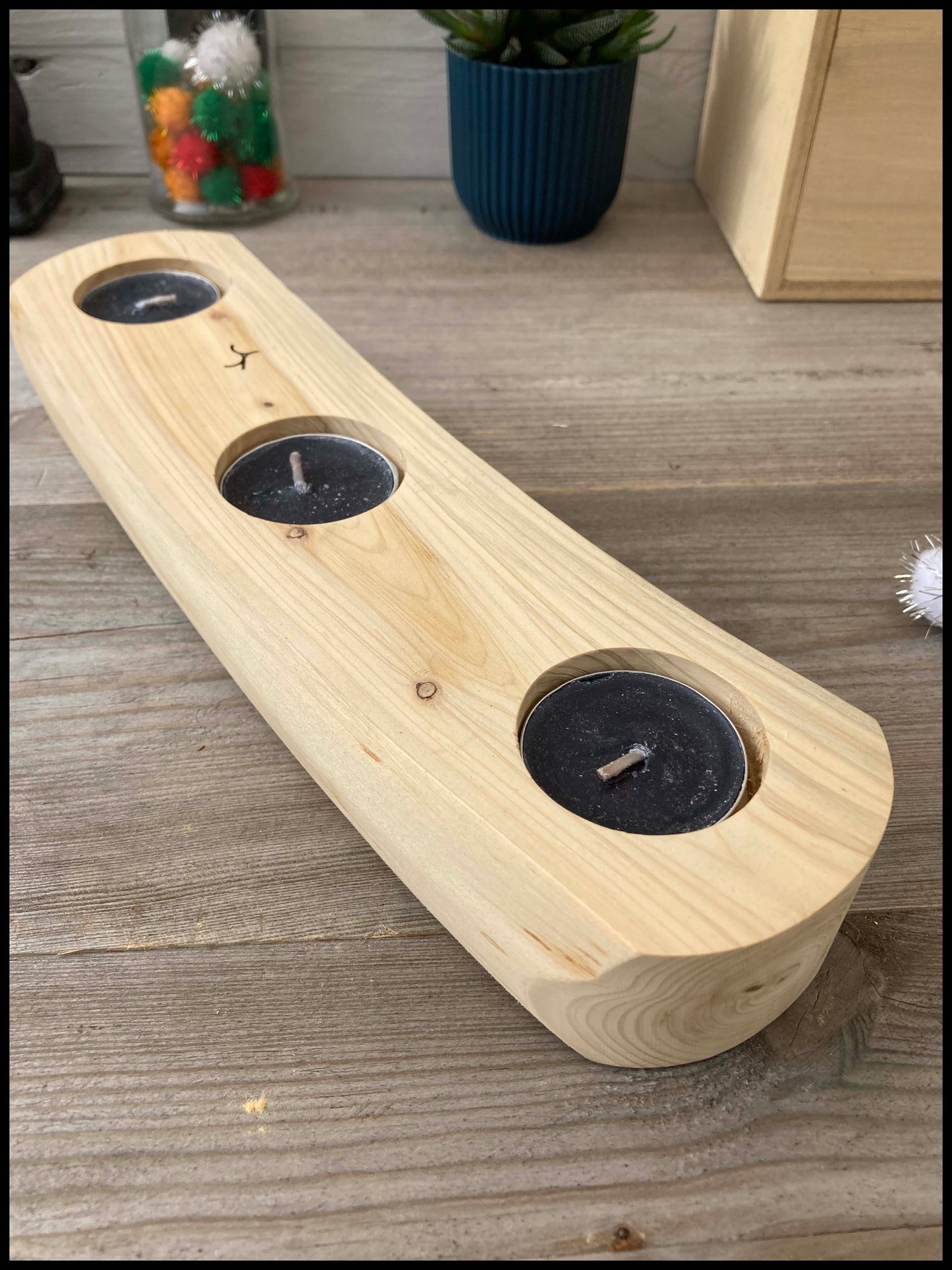 Candle holder in solid thuja wood: a triple Thuya candle holder