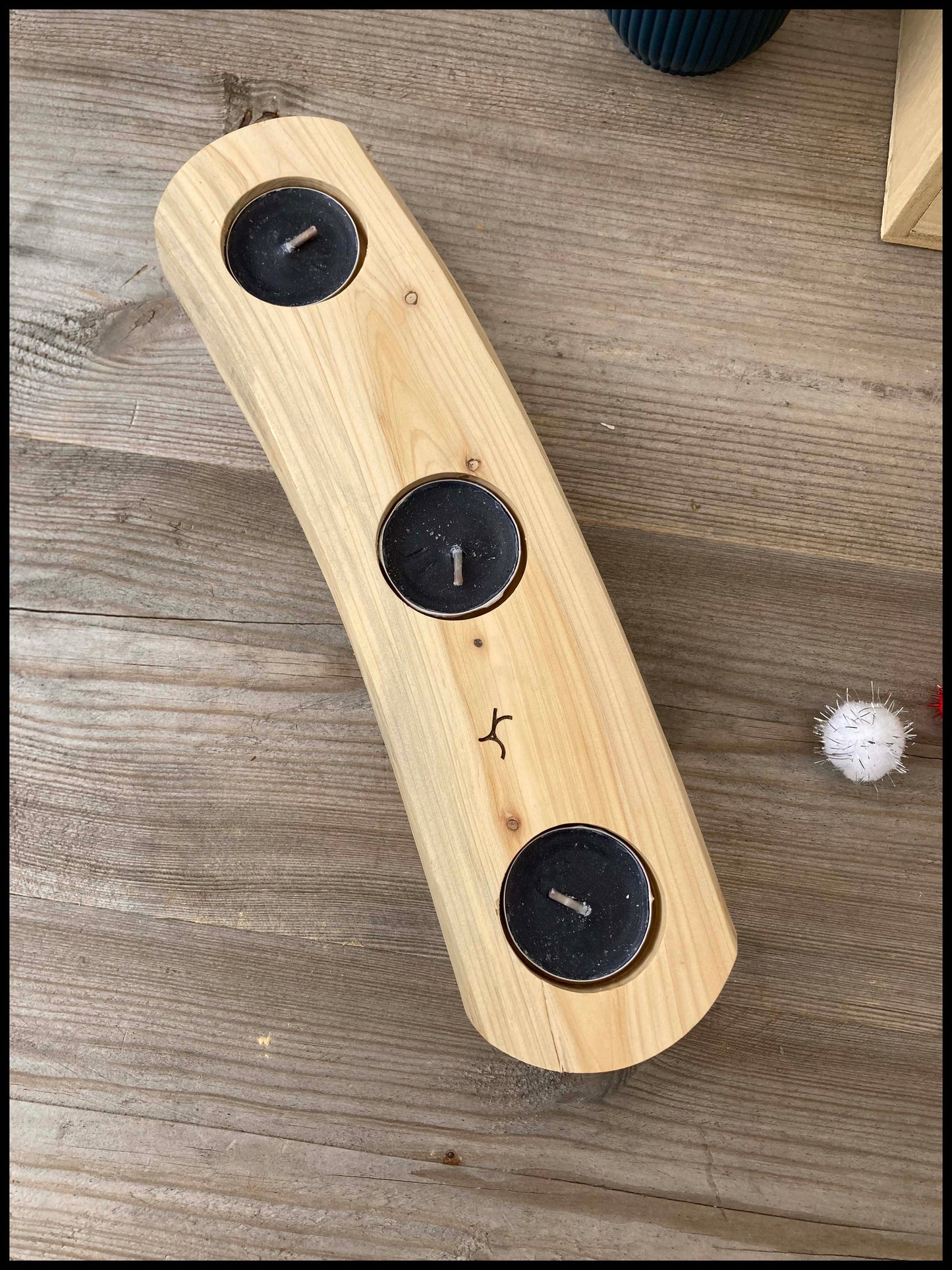 Candle holder in solid thuja wood: a triple Thuya candle holder