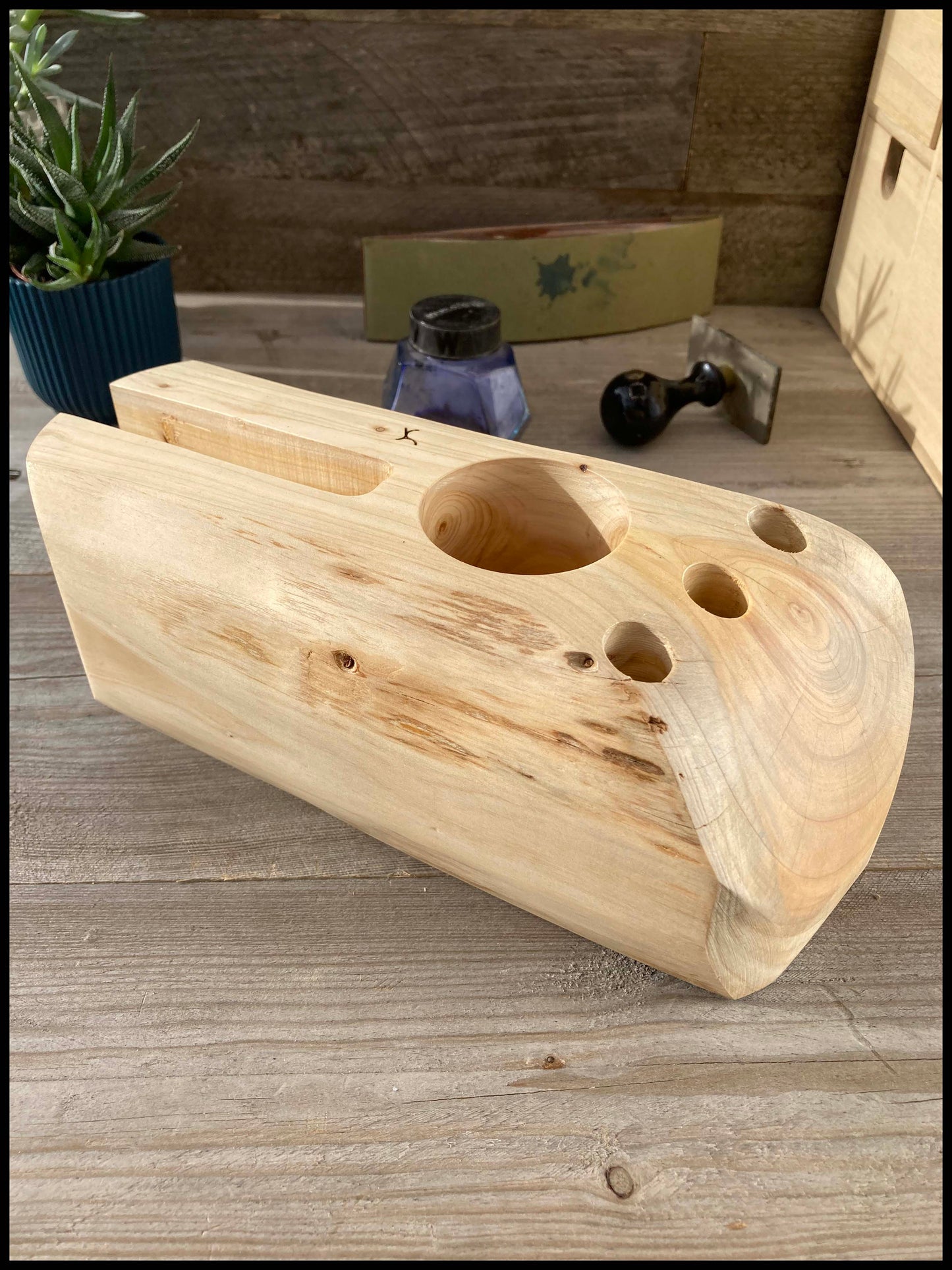 Solid thuja wood desk organizer: a desk Thurganizer