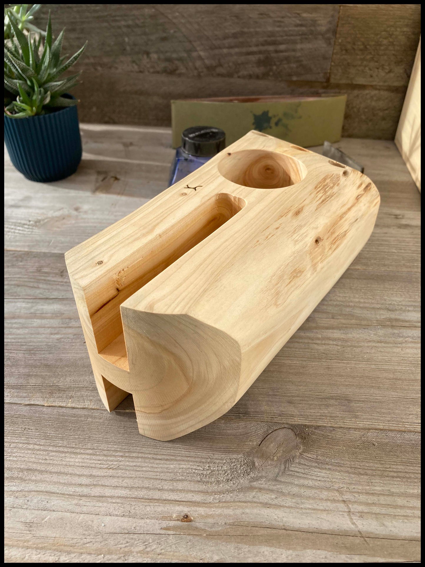 Solid thuja wood desk organizer: a desk Thurganizer