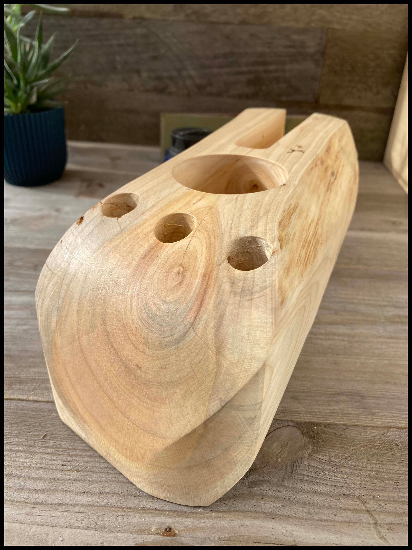 Solid thuja wood desk organizer: a desk Thurganizer