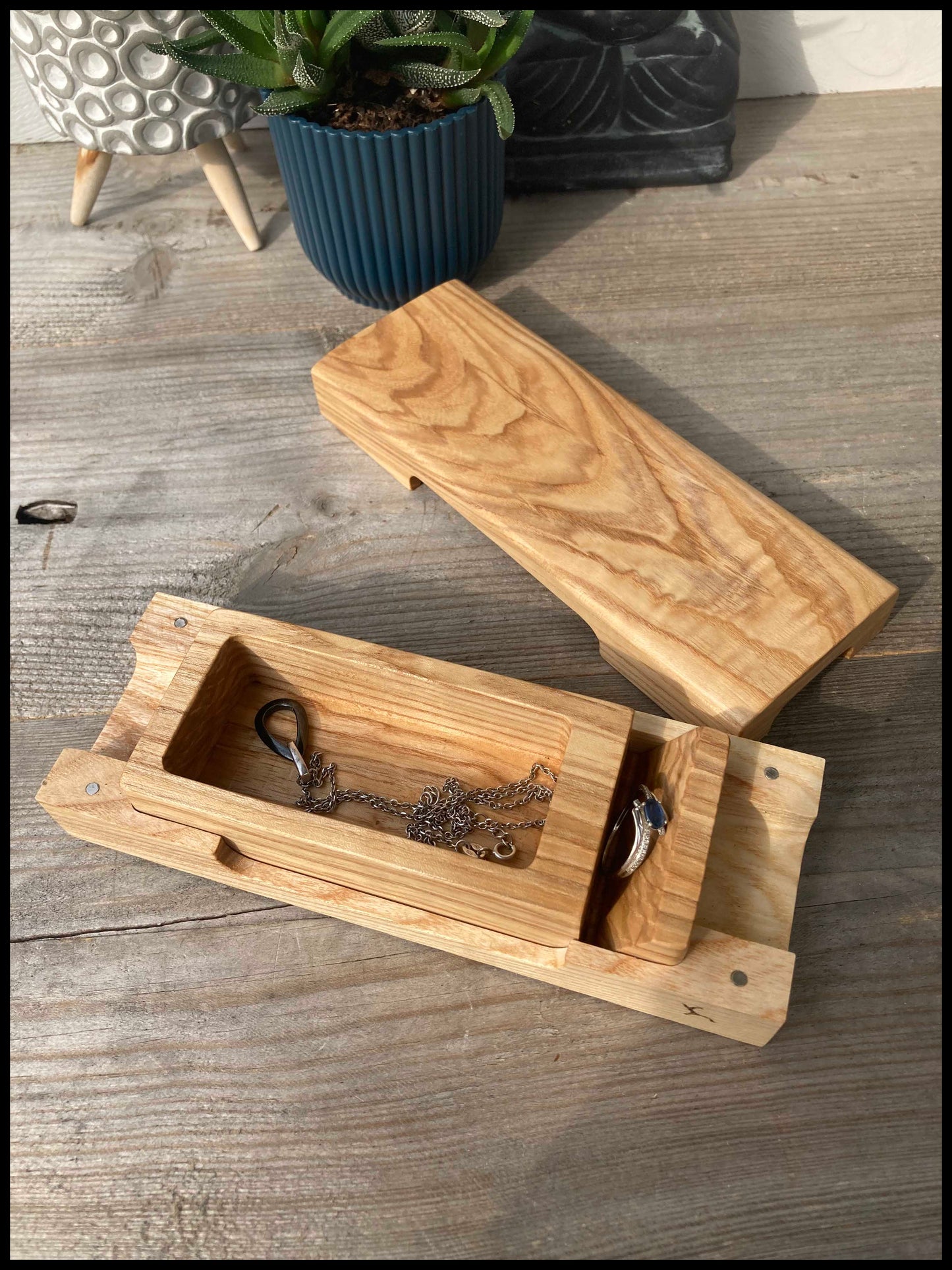 Solid olive ash wood jewelry box: La Frênolive