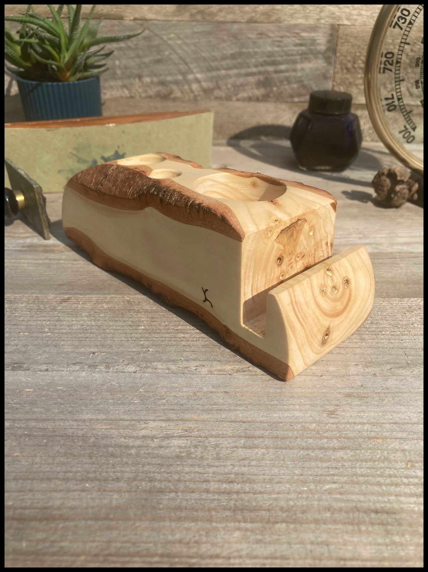 Solid thuja wood desk organizer: a desk Thurganizer