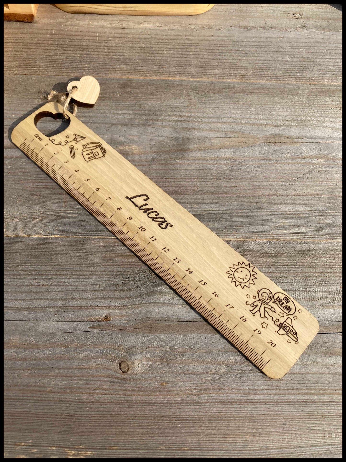 Charming solid wood keyring: little hearts with Mother’s Day charm!