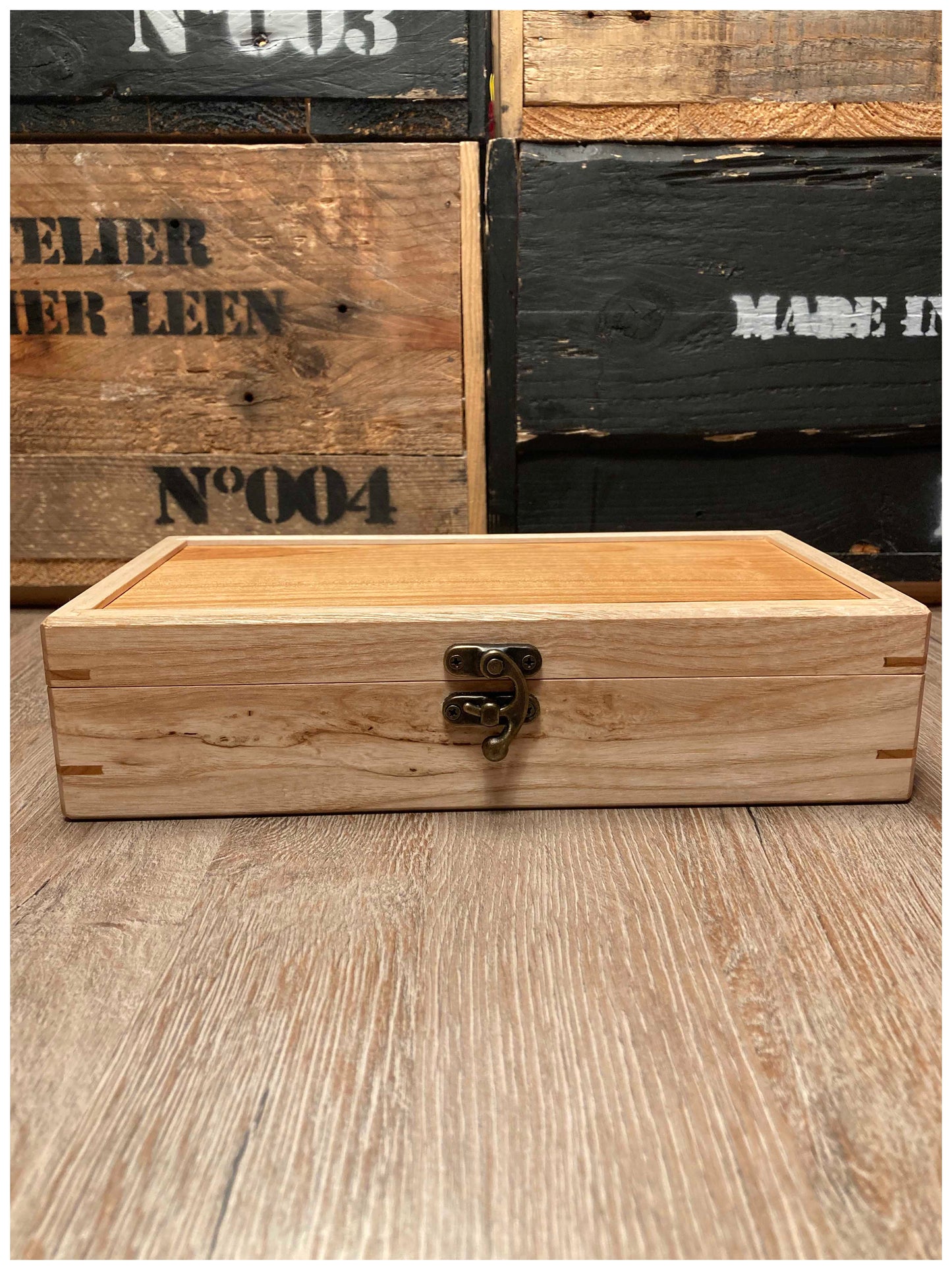 Boîte à bijoux en bois massif d’érable et merisier, vue extérieure face avant