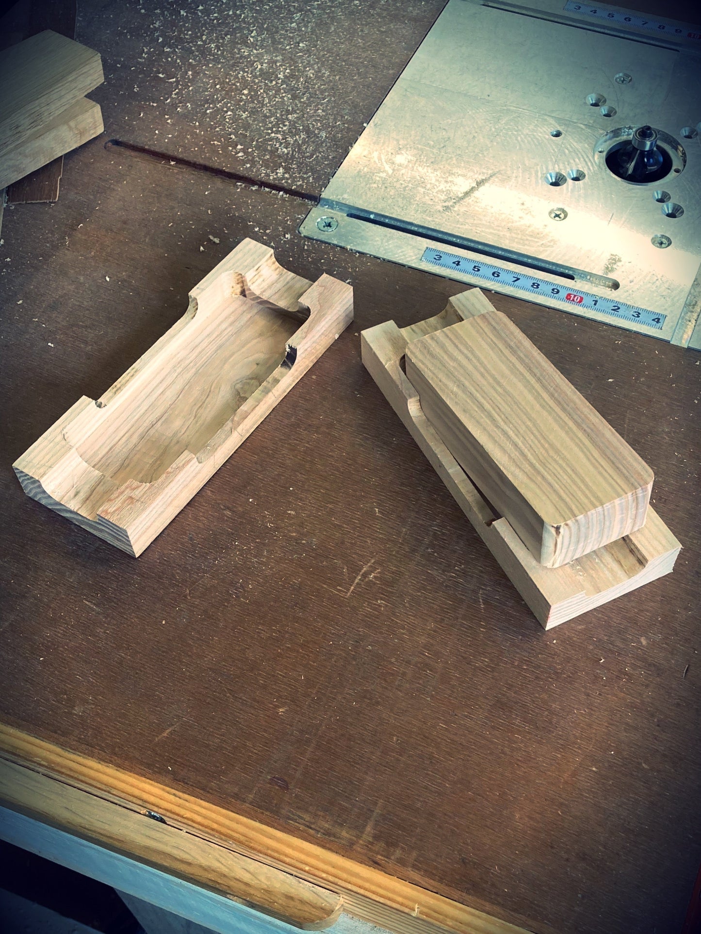 Étape de fabrication d’une boîte à bijoux en bois massif de frêne olivier dans l’atelier