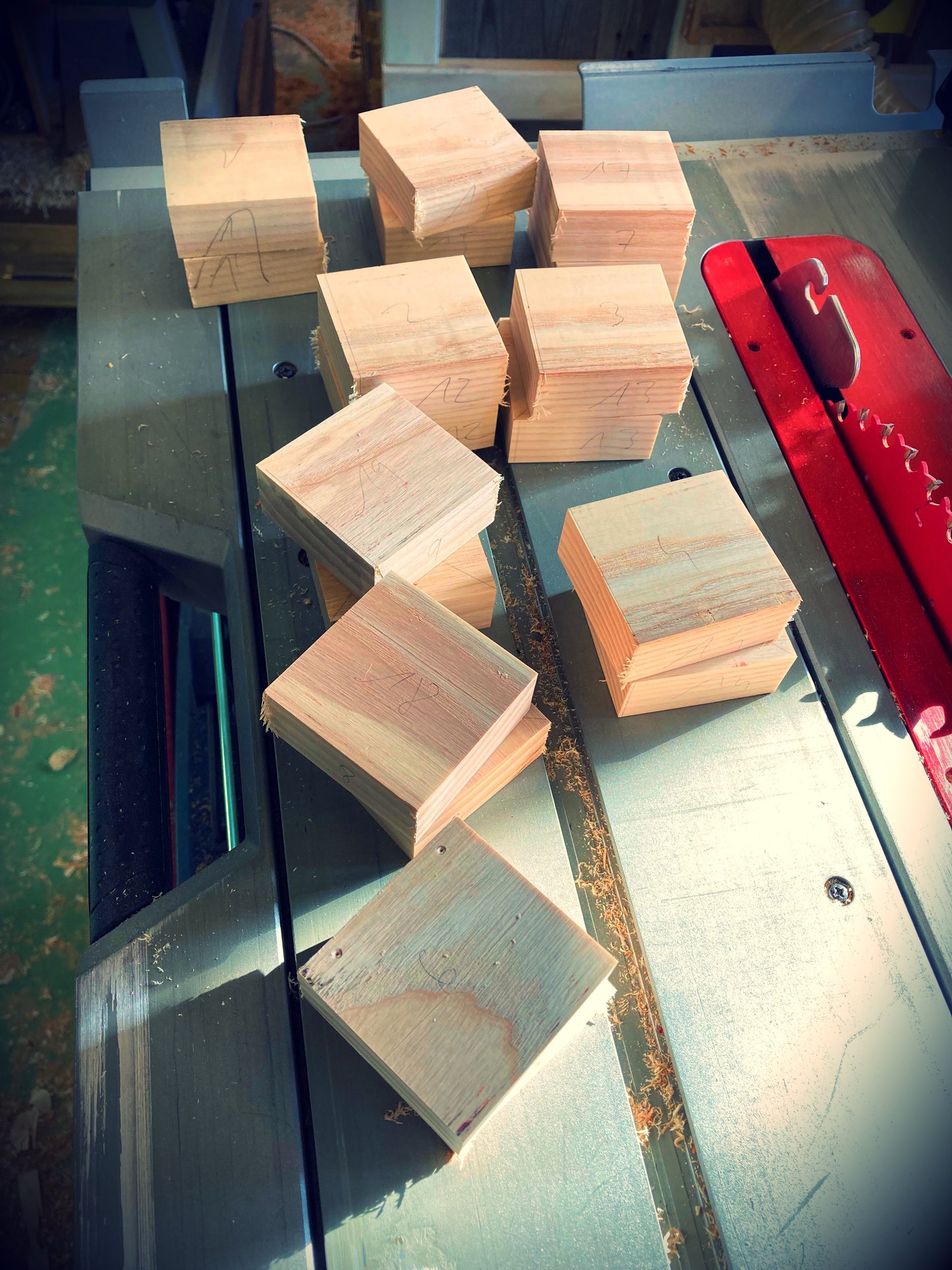 Fabrication d’une boîte à dents en bois massif d’érable dans l’atelier