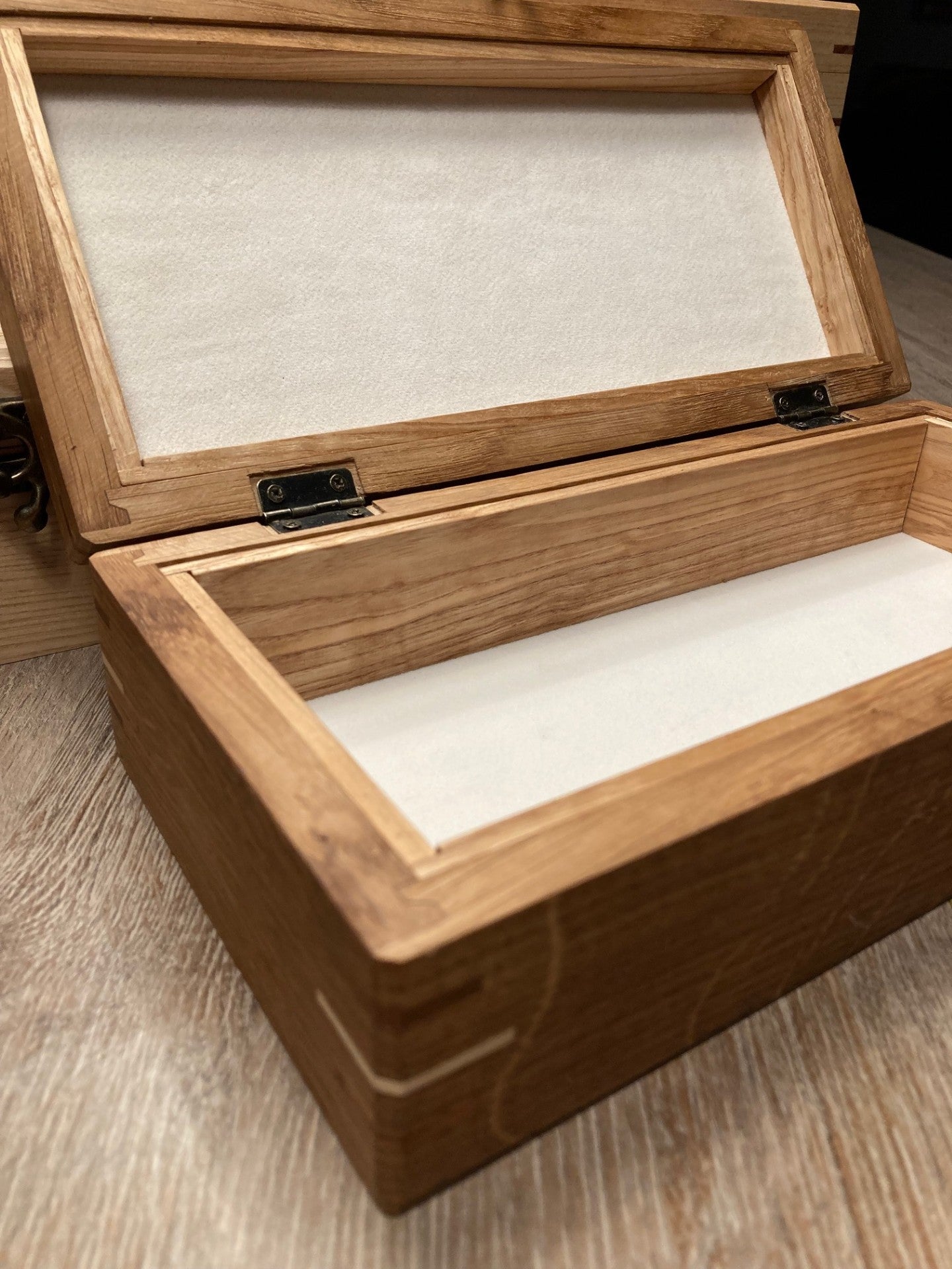 Jewelry box in solid ash and apple wood: La Pomme frênette