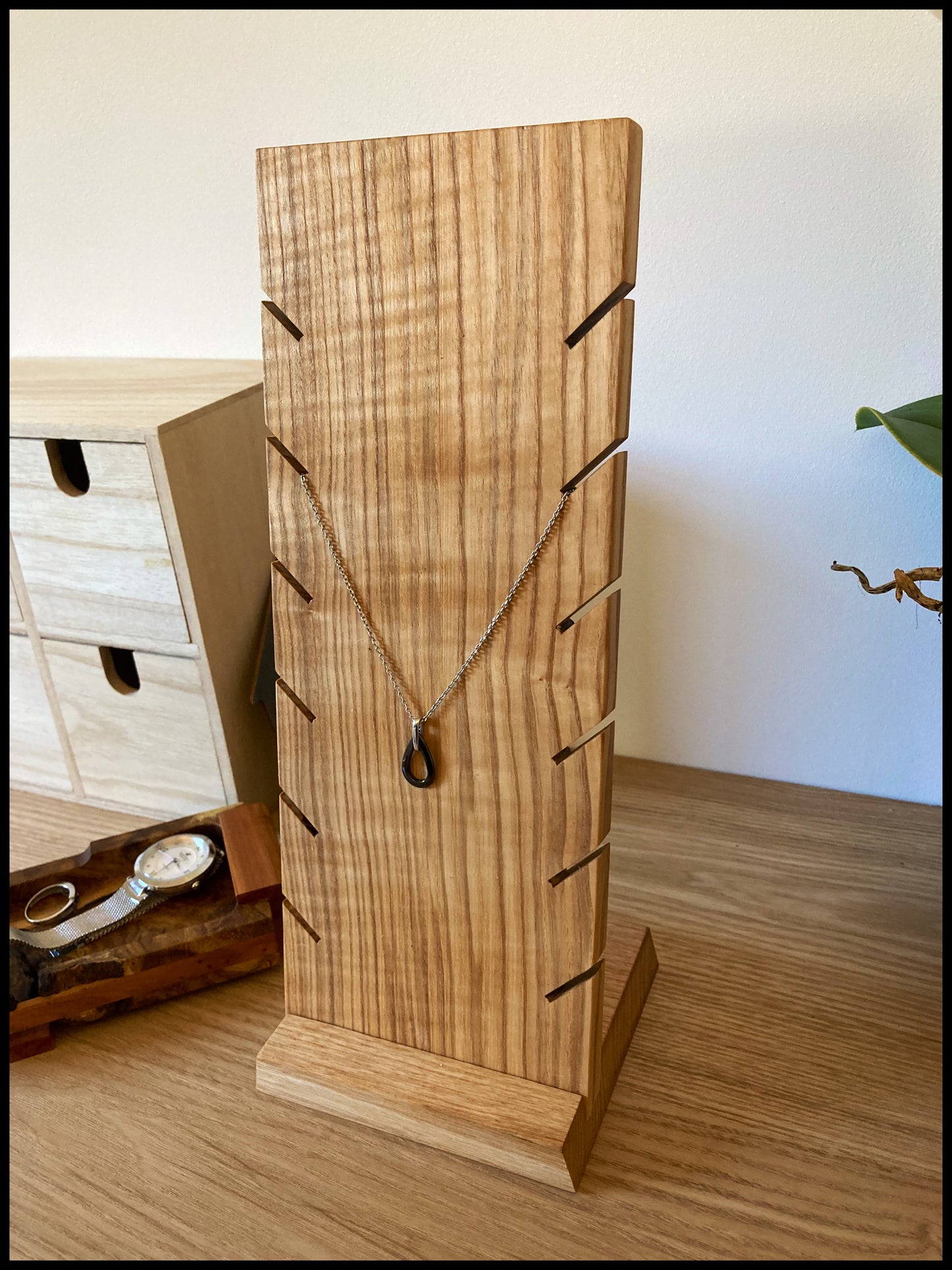 Necklace holder in solid olive ash wood: a large Frênacollier