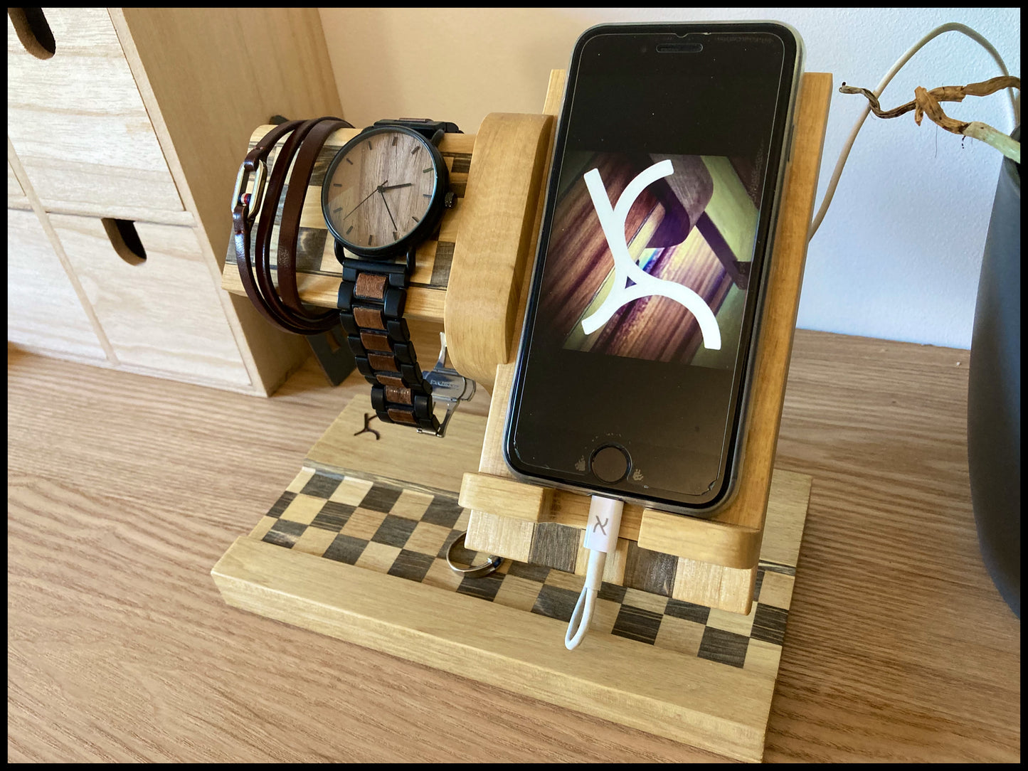 Support de téléphone et de montre en bois massif de charme: le Combidamier