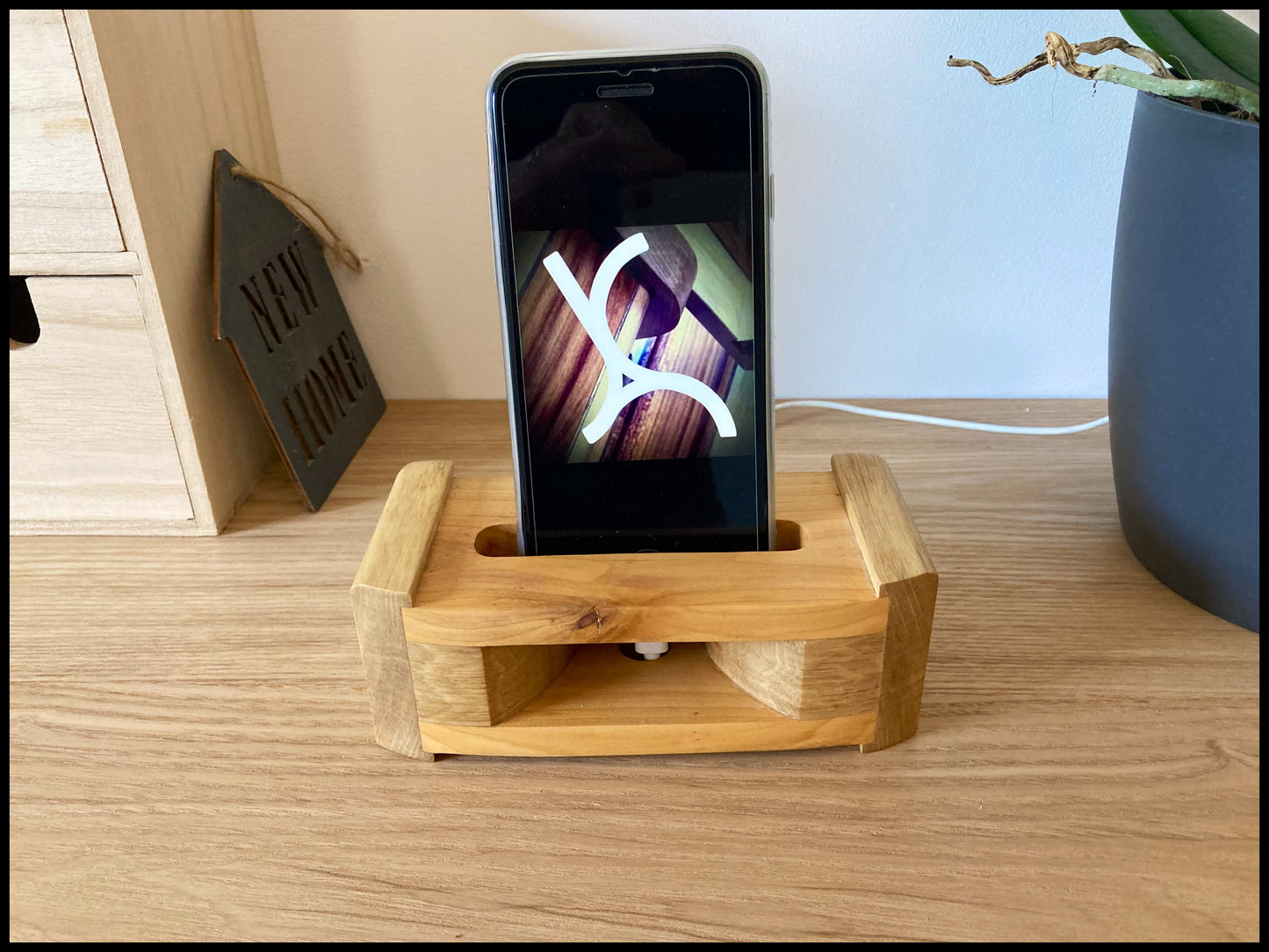 Passive speaker in solid hornbeam and cherry wood: the Resonant Cerise