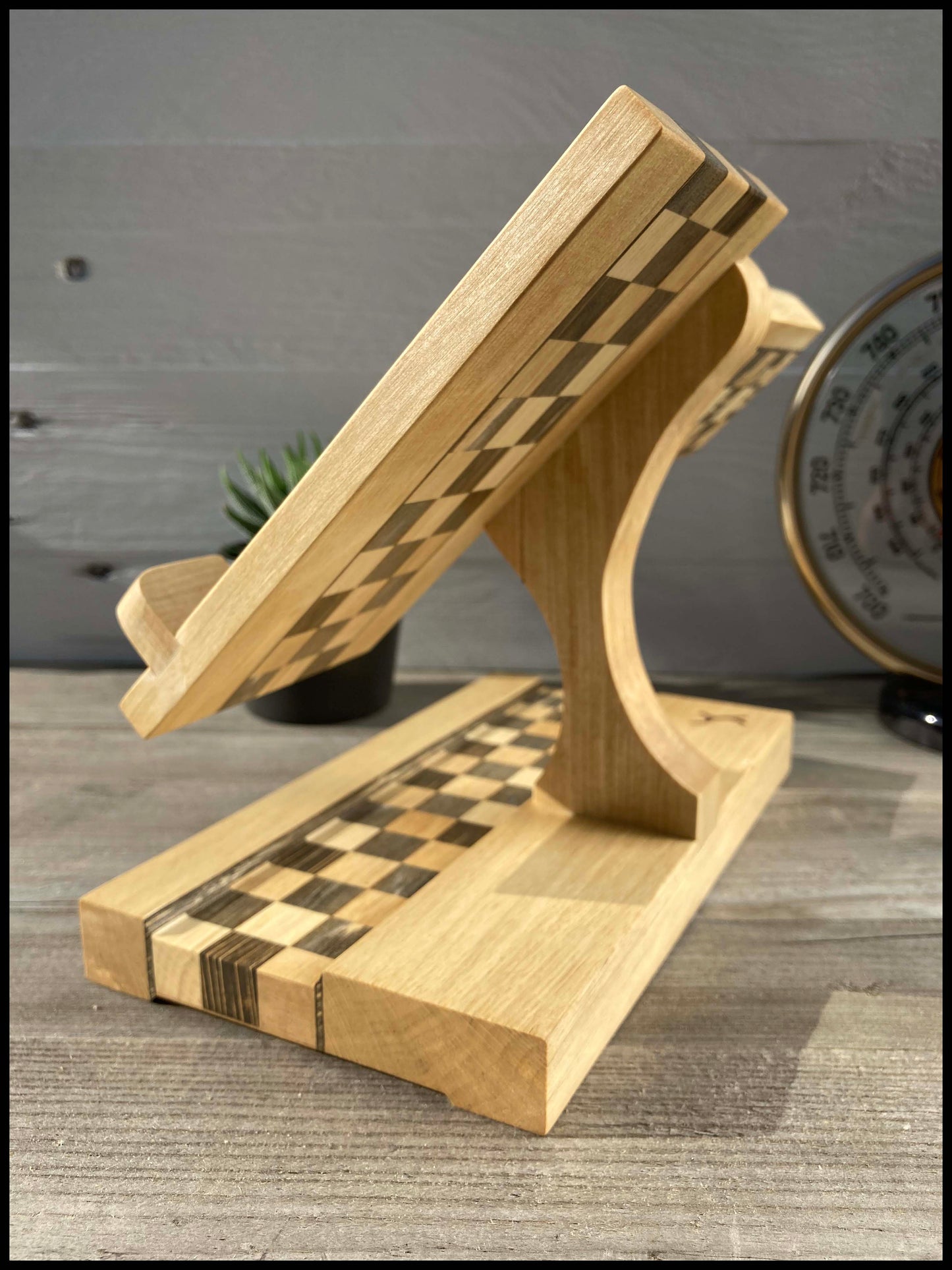 Support de téléphone et de montre en bois massif de charme: le Combidamier