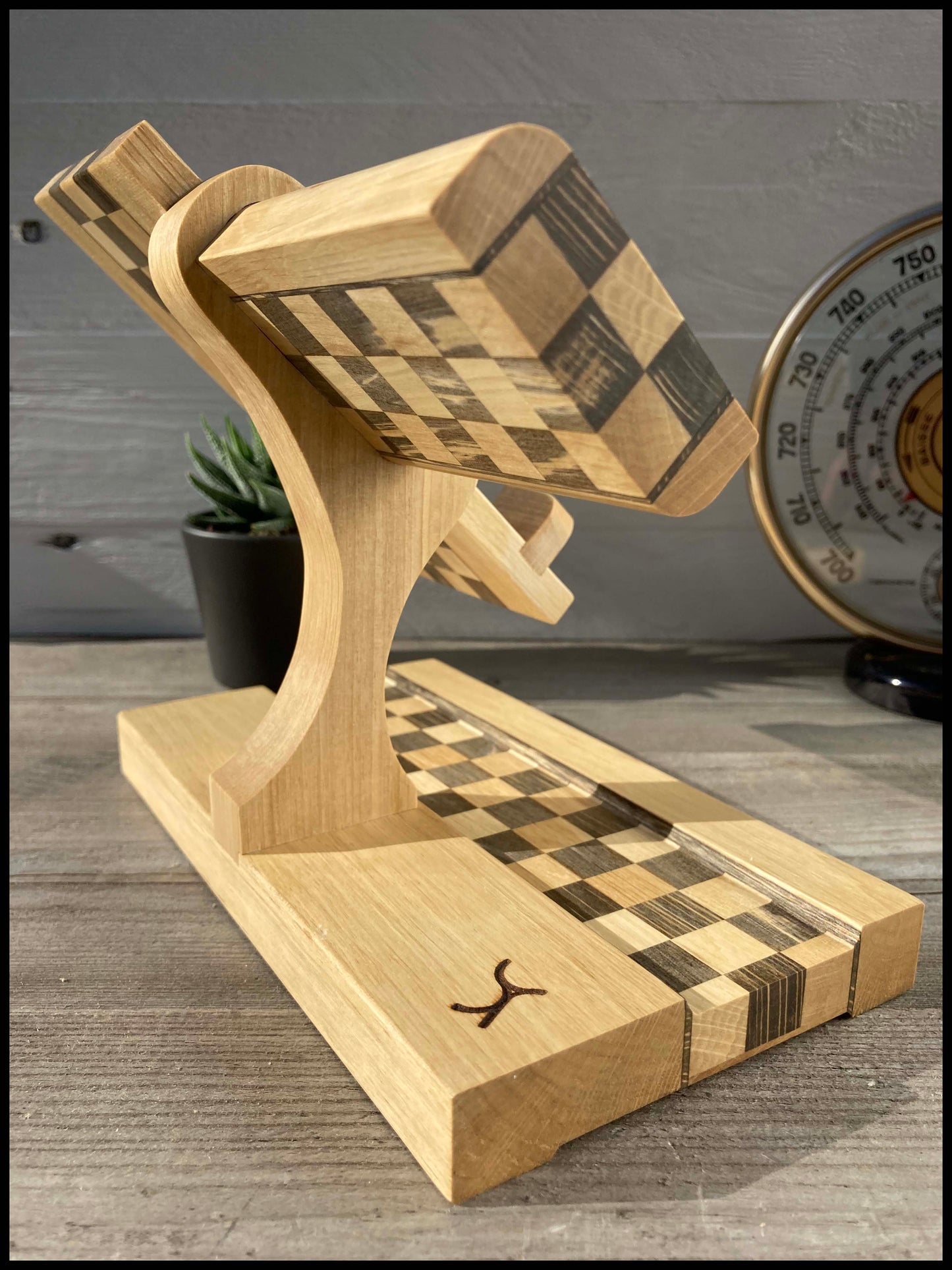 Support de téléphone et de montre en bois massif de charme: le Combidamier