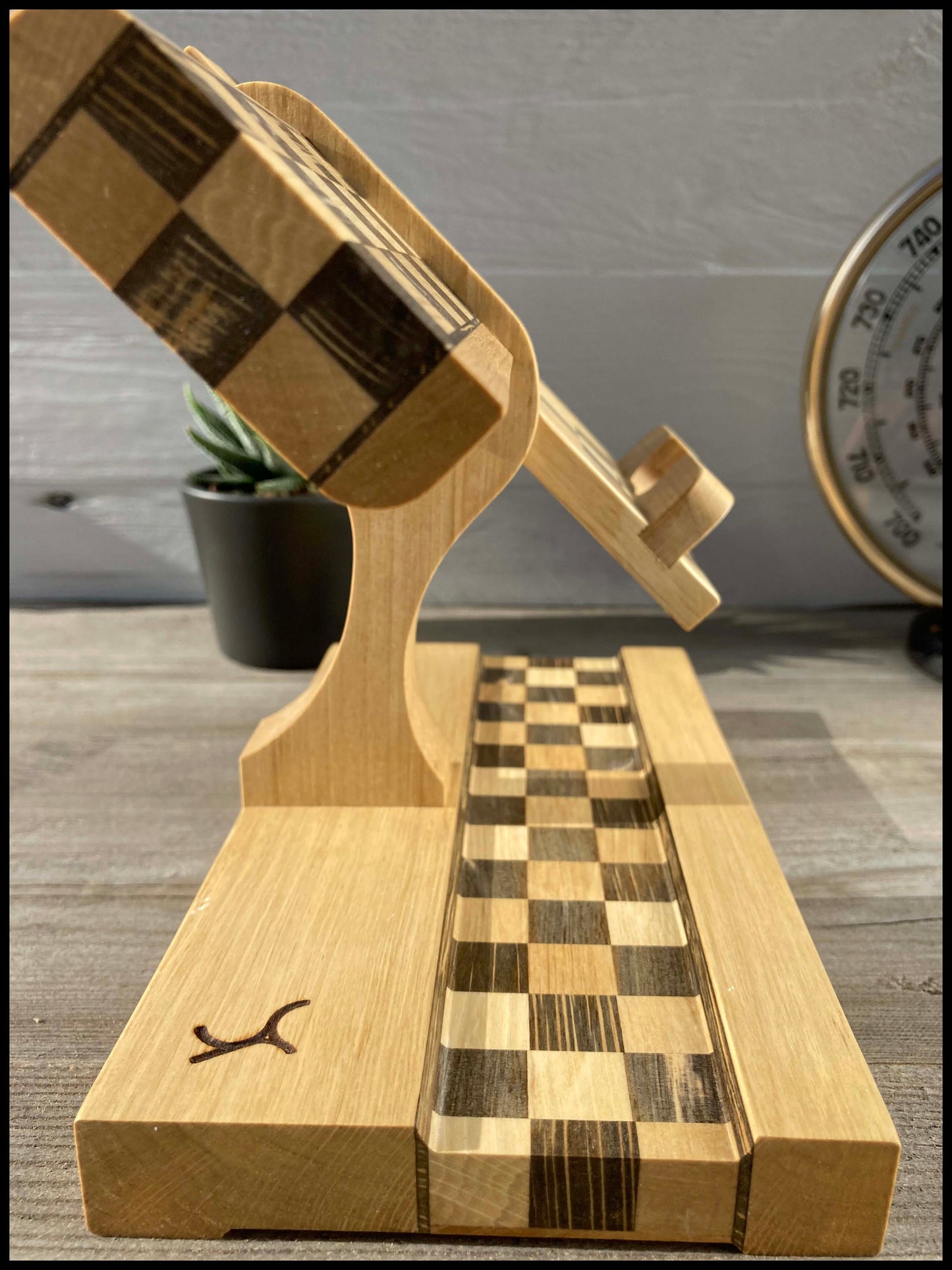Support de téléphone et de montre en bois massif de charme: le Combidamier