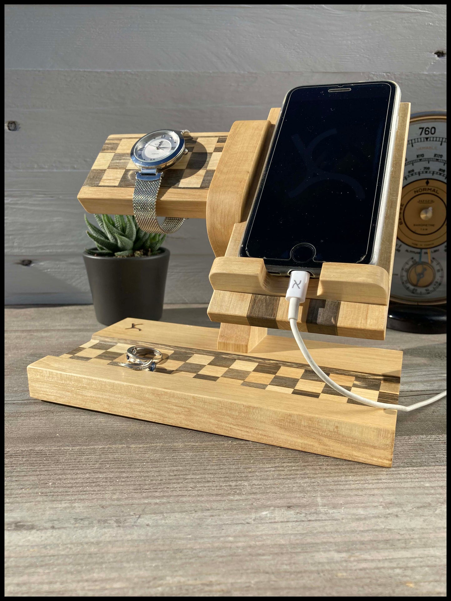 Support de téléphone et de montre en bois massif de charme: le Combidamier