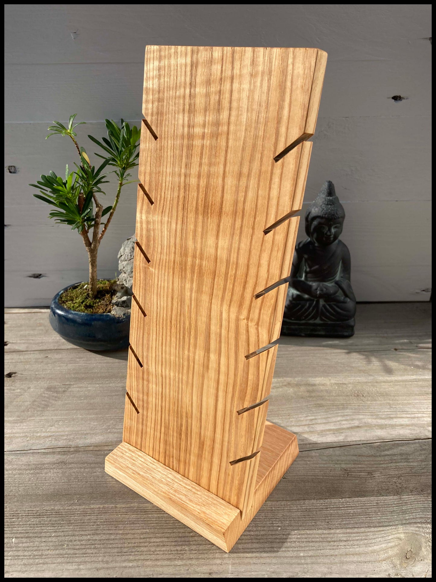 Necklace holder in solid olive ash wood: a large Frênacollier