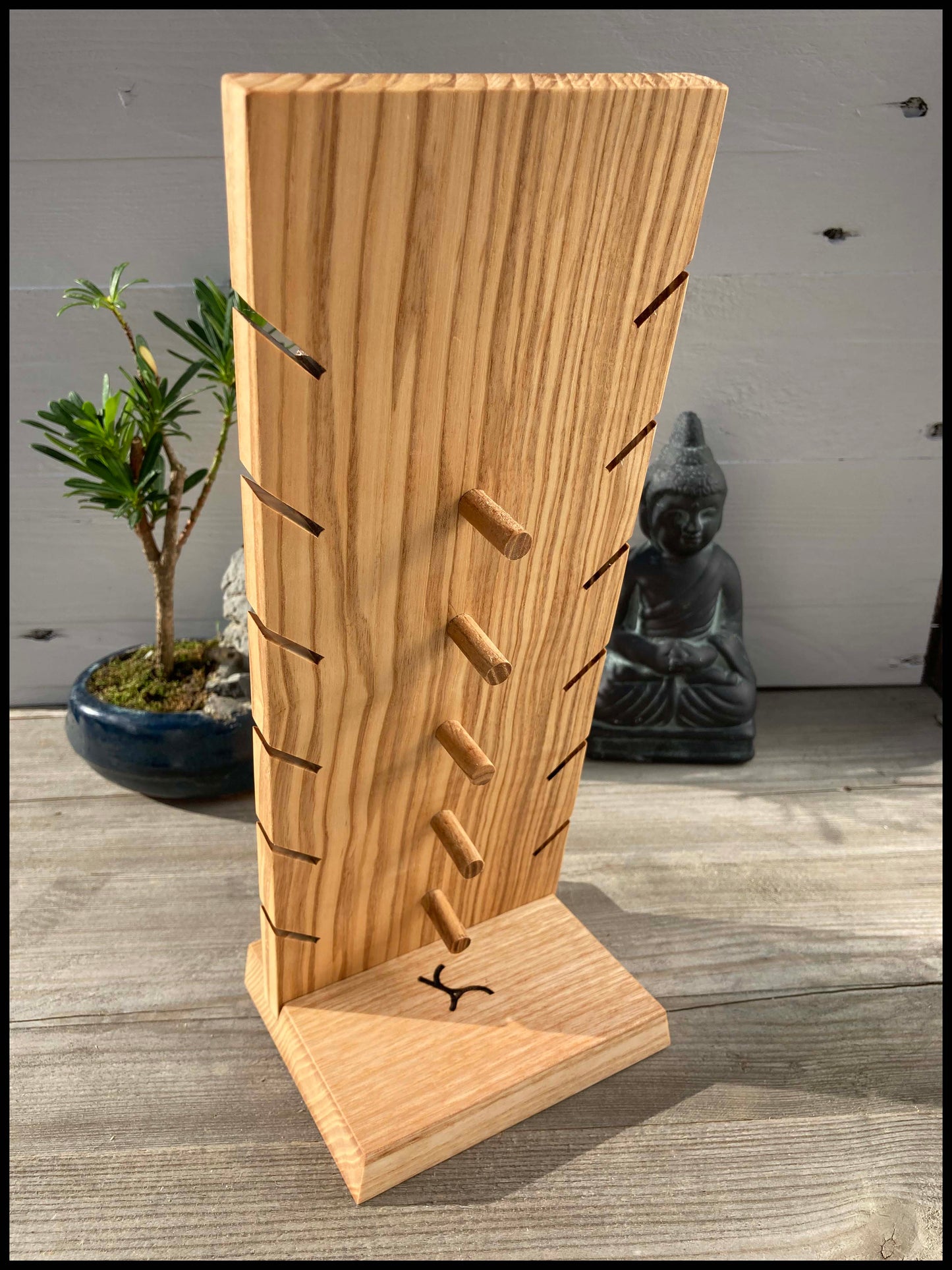 Necklace holder in solid olive ash wood: a large Frênacollier