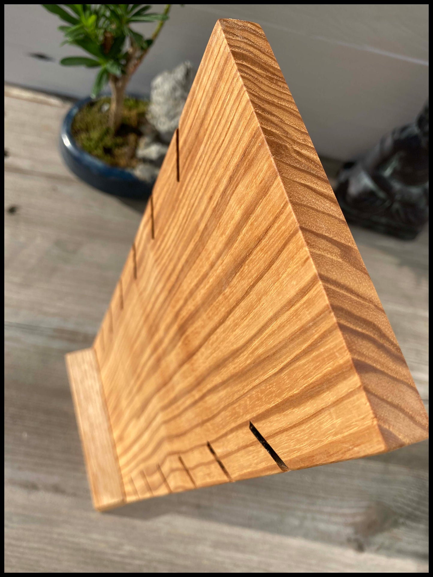 Necklace holder in solid olive ash wood: a large Frênacollier
