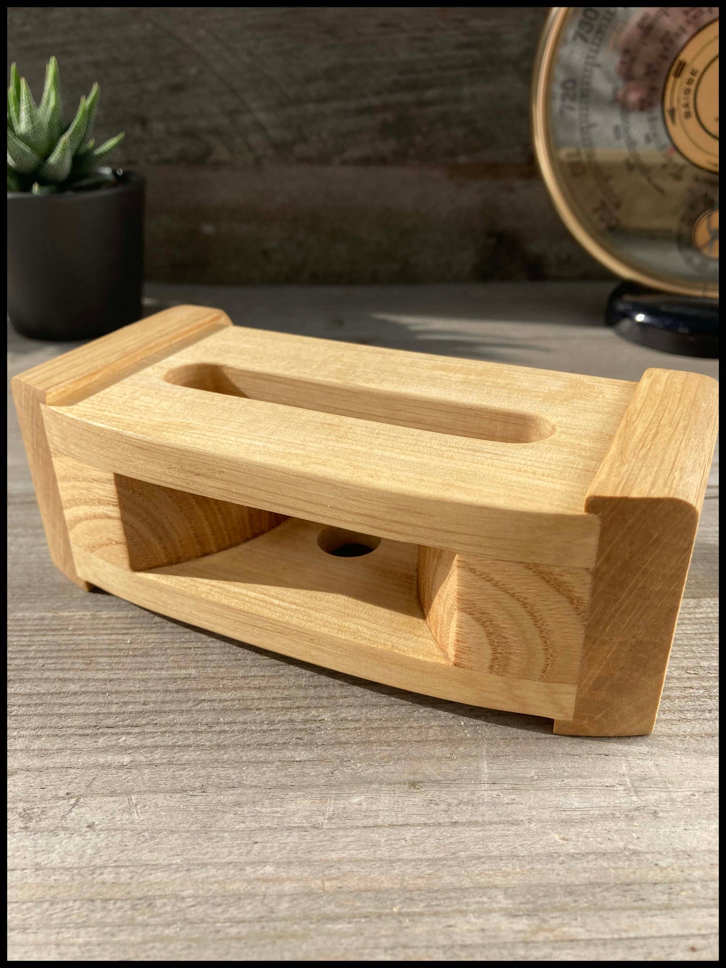 Passive speaker in solid hornbeam and ash wood: the resonant Charmette.