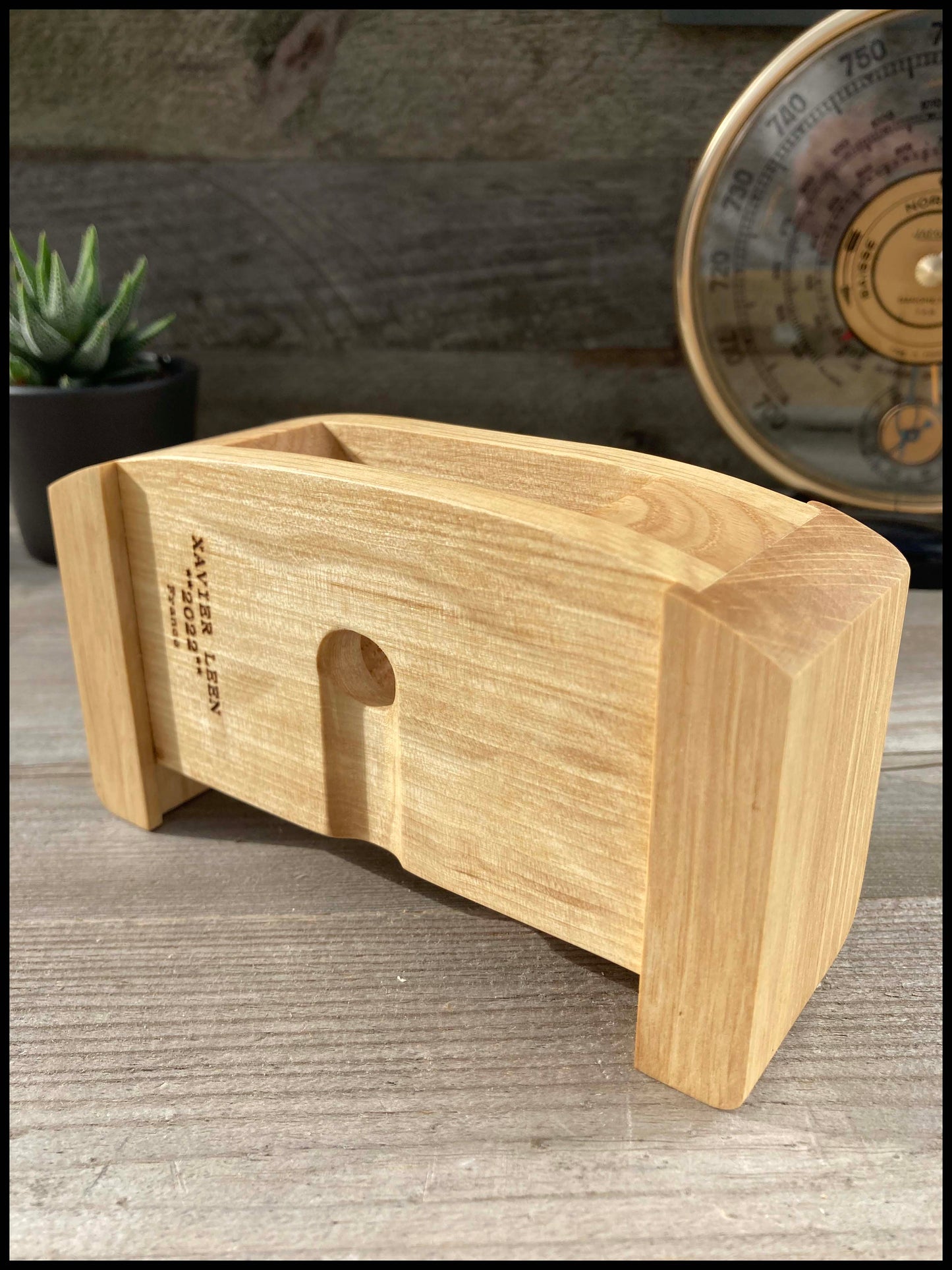 Passive speaker in solid hornbeam and ash wood: the resonant Charmette.