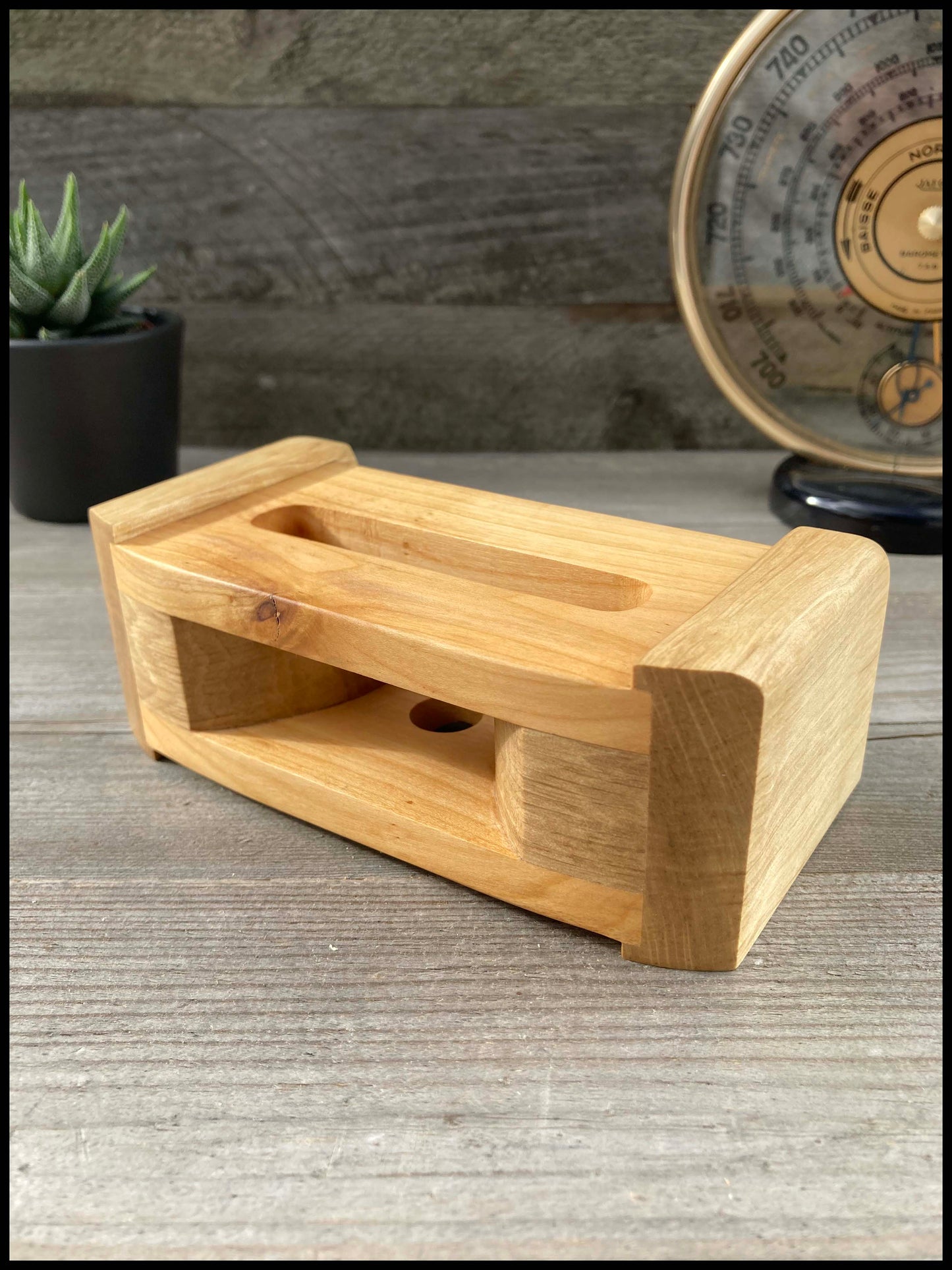 Passive speaker in solid hornbeam and cherry wood: the Resonant Cerise