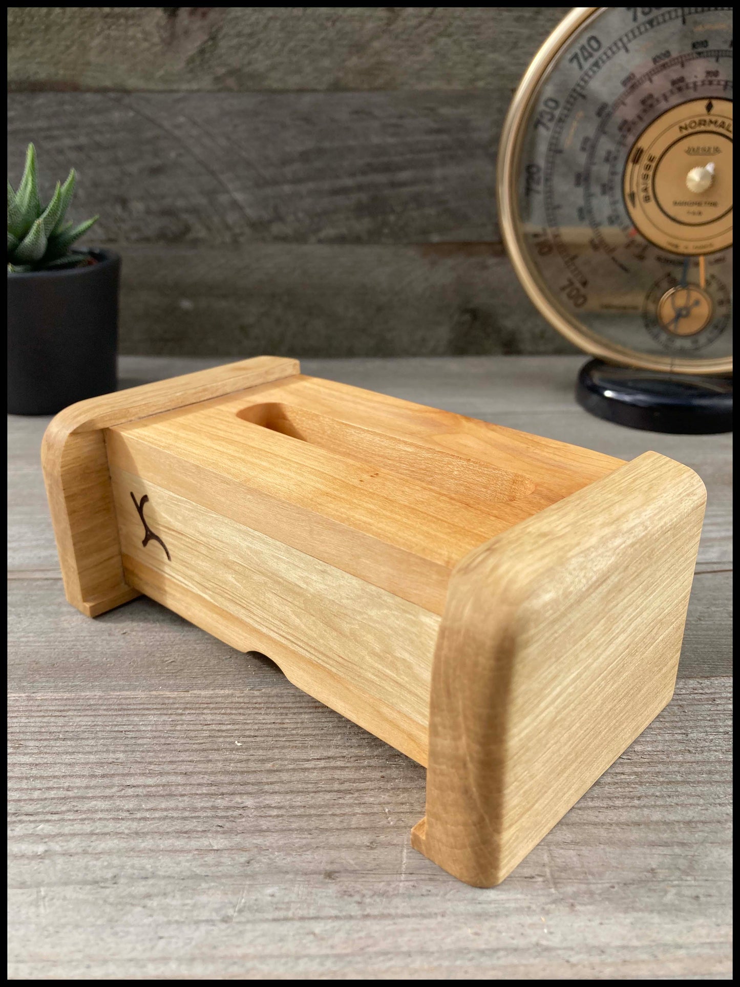 Passive speaker in solid hornbeam and cherry wood: the Resonant Cerise