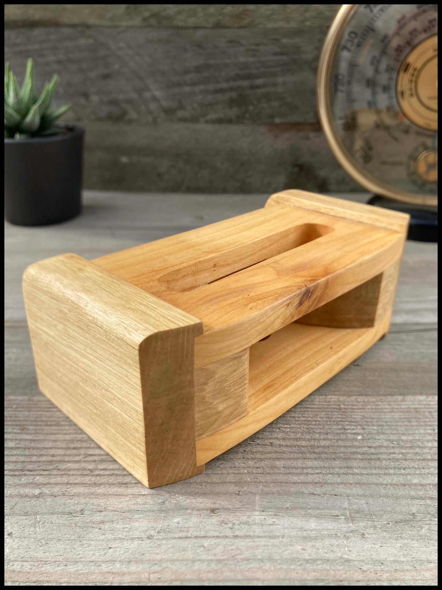 Passive speaker in solid hornbeam and cherry wood: the Resonant Cerise