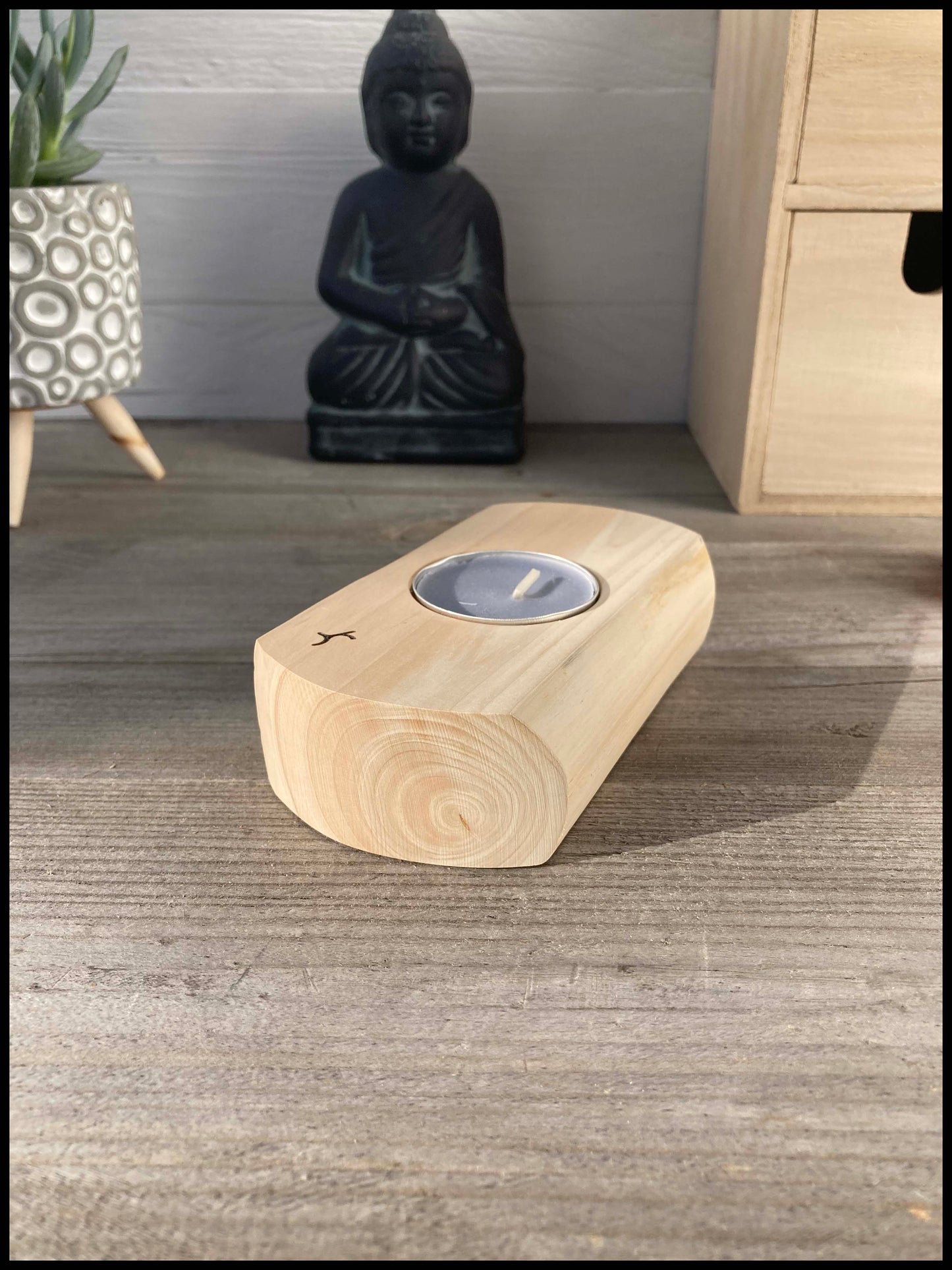 Candle holder in solid thuja wood: a simple Thuya candle holder