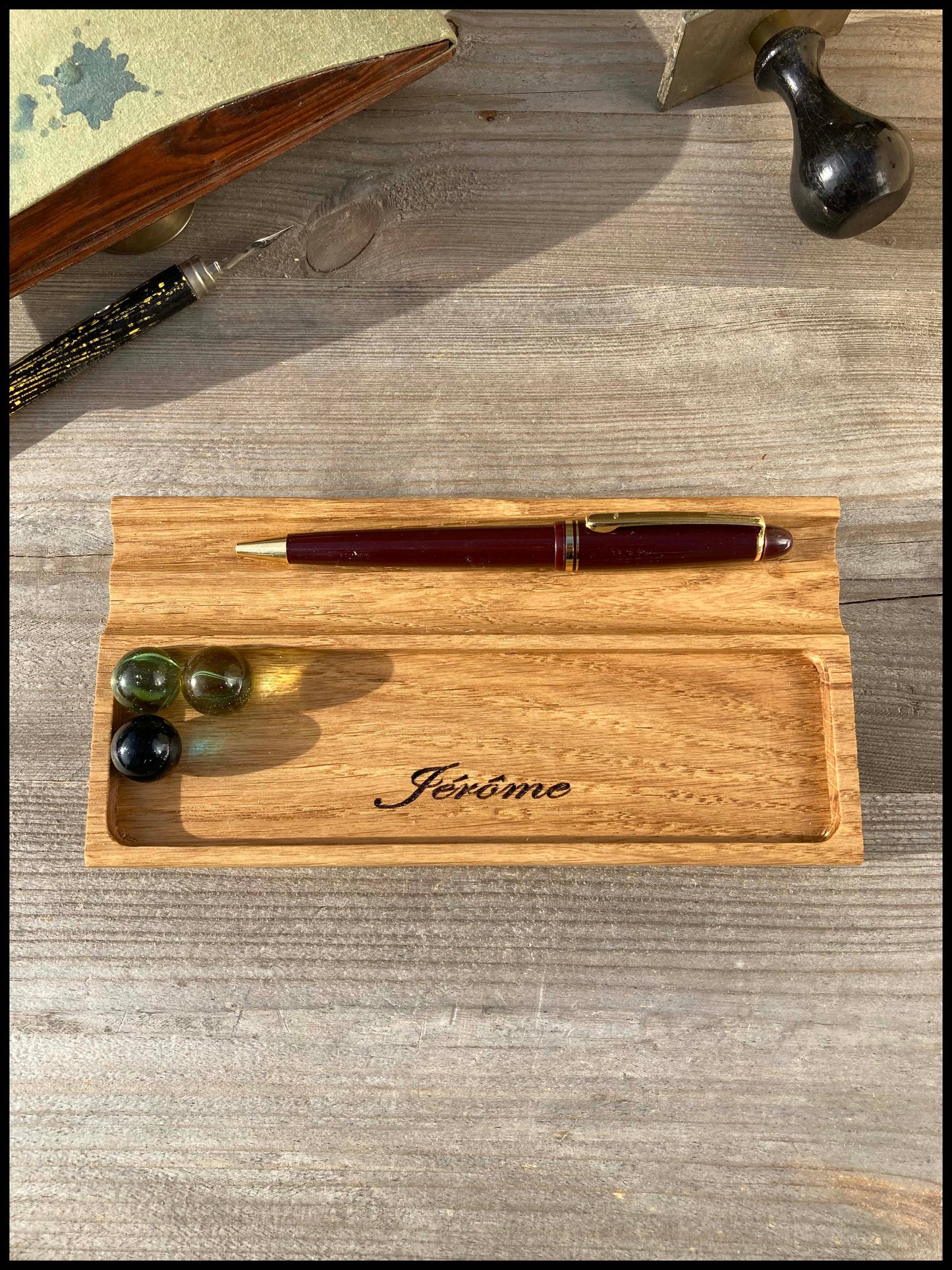 plumier en chêne personnalisé, cadeau durable au charme rétro