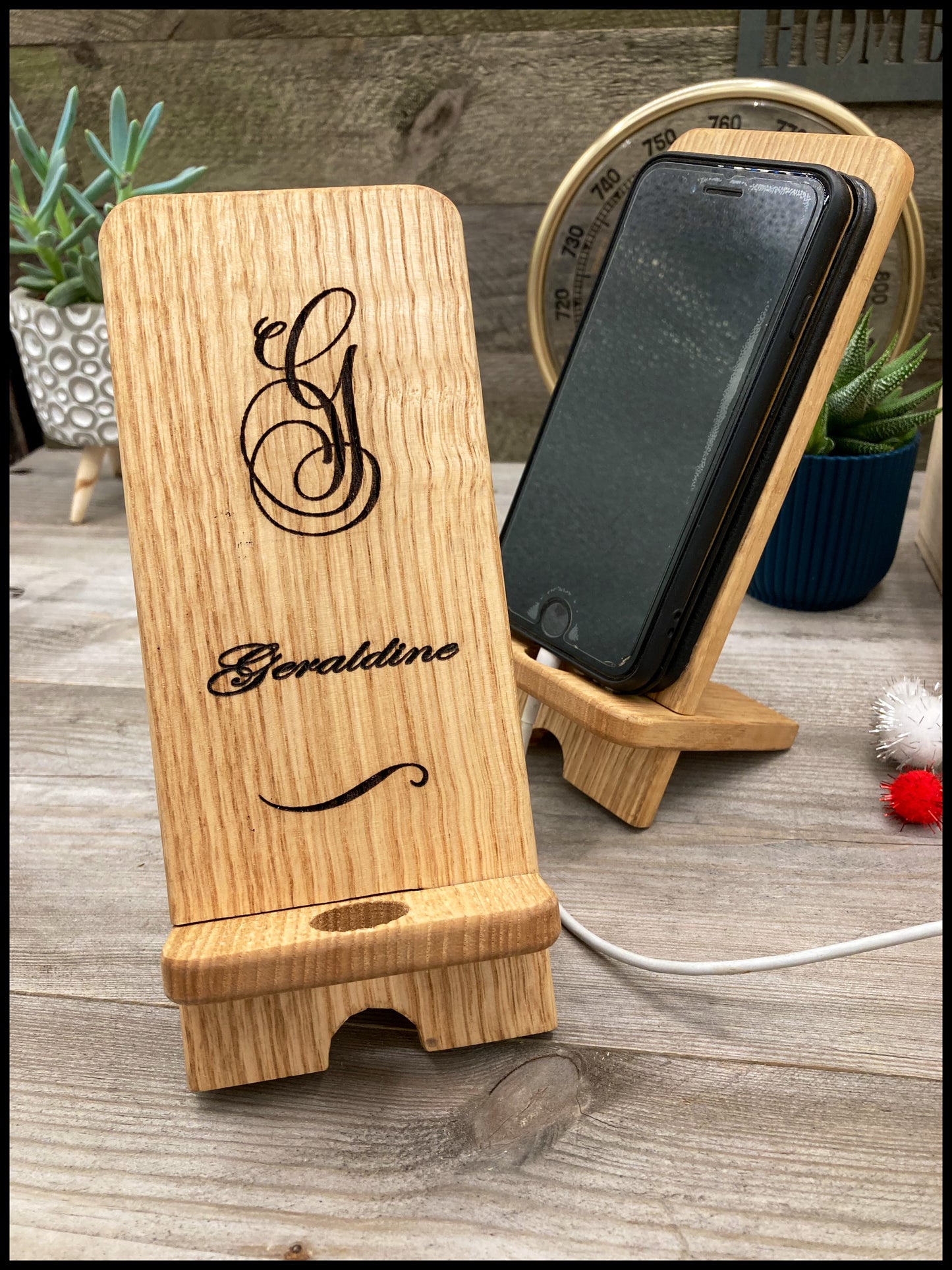 Dismountable telephone support in solid ash wood: the “invaders” ash Telenkit