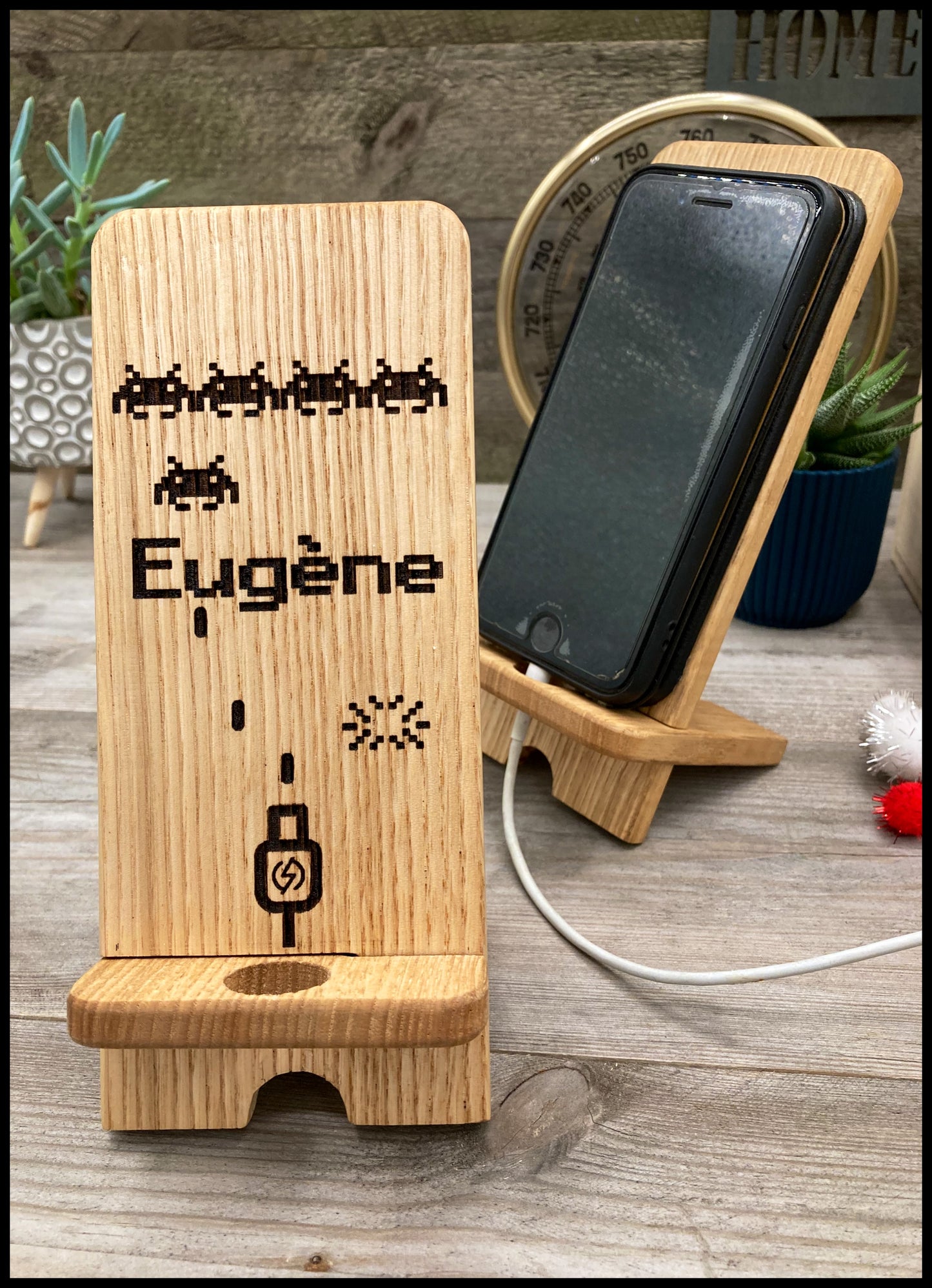 Dismountable telephone support in solid ash wood: the “invaders” ash Telenkit
